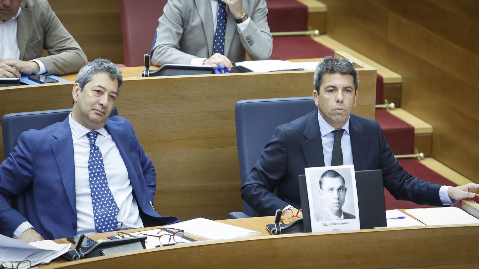 Mazón, amb un retrat del poeta Miguel Hernández en l'escó