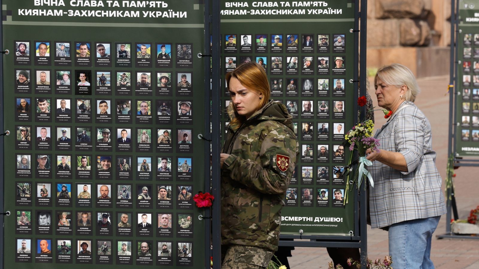 Monument a Kíiv als soldats ucraïnesos morts durant la guerra en curs amb Rússia