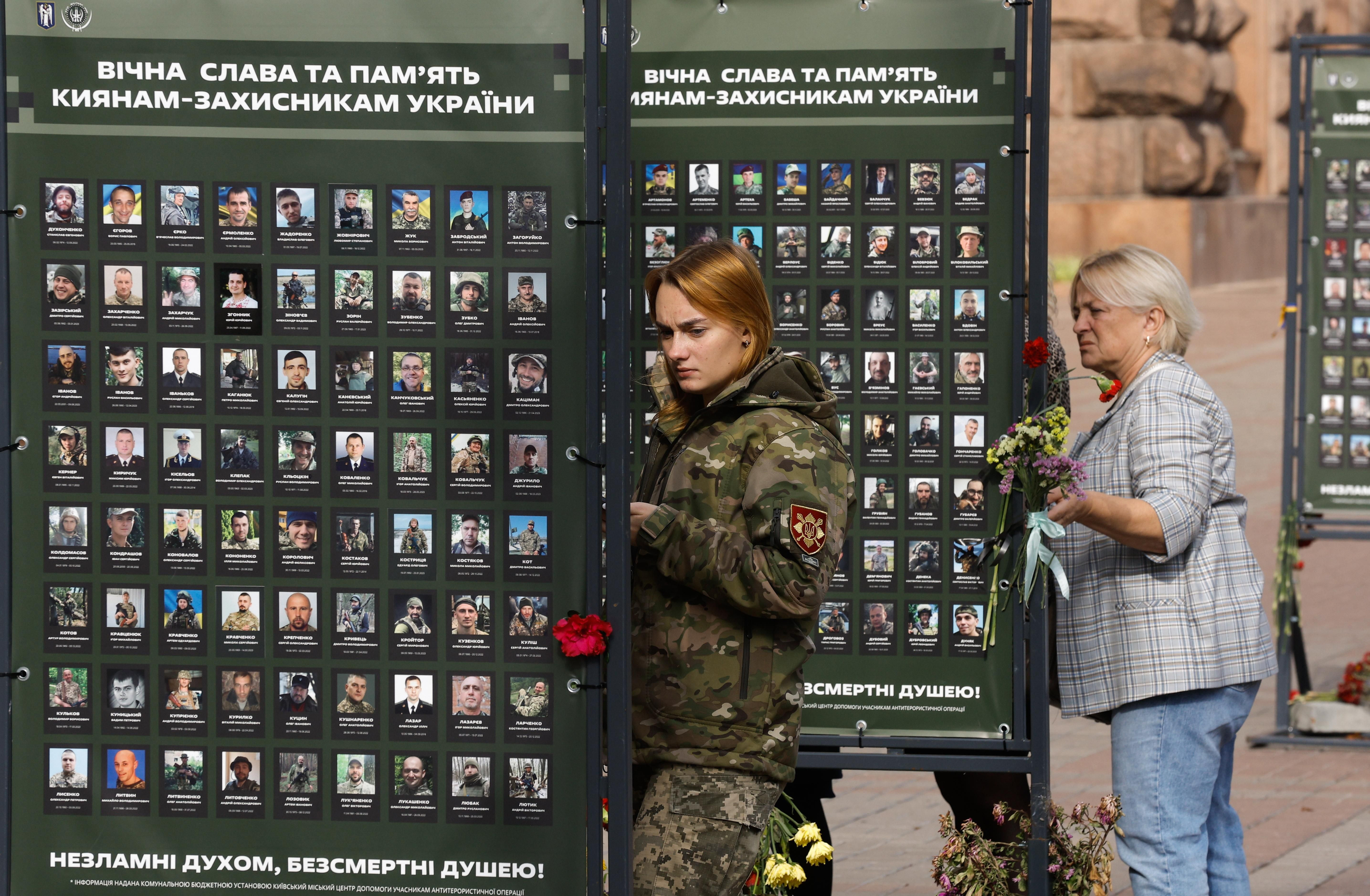 Monument a Kíiv als soldats ucraïnesos morts durant la guerra en curs amb Rússia