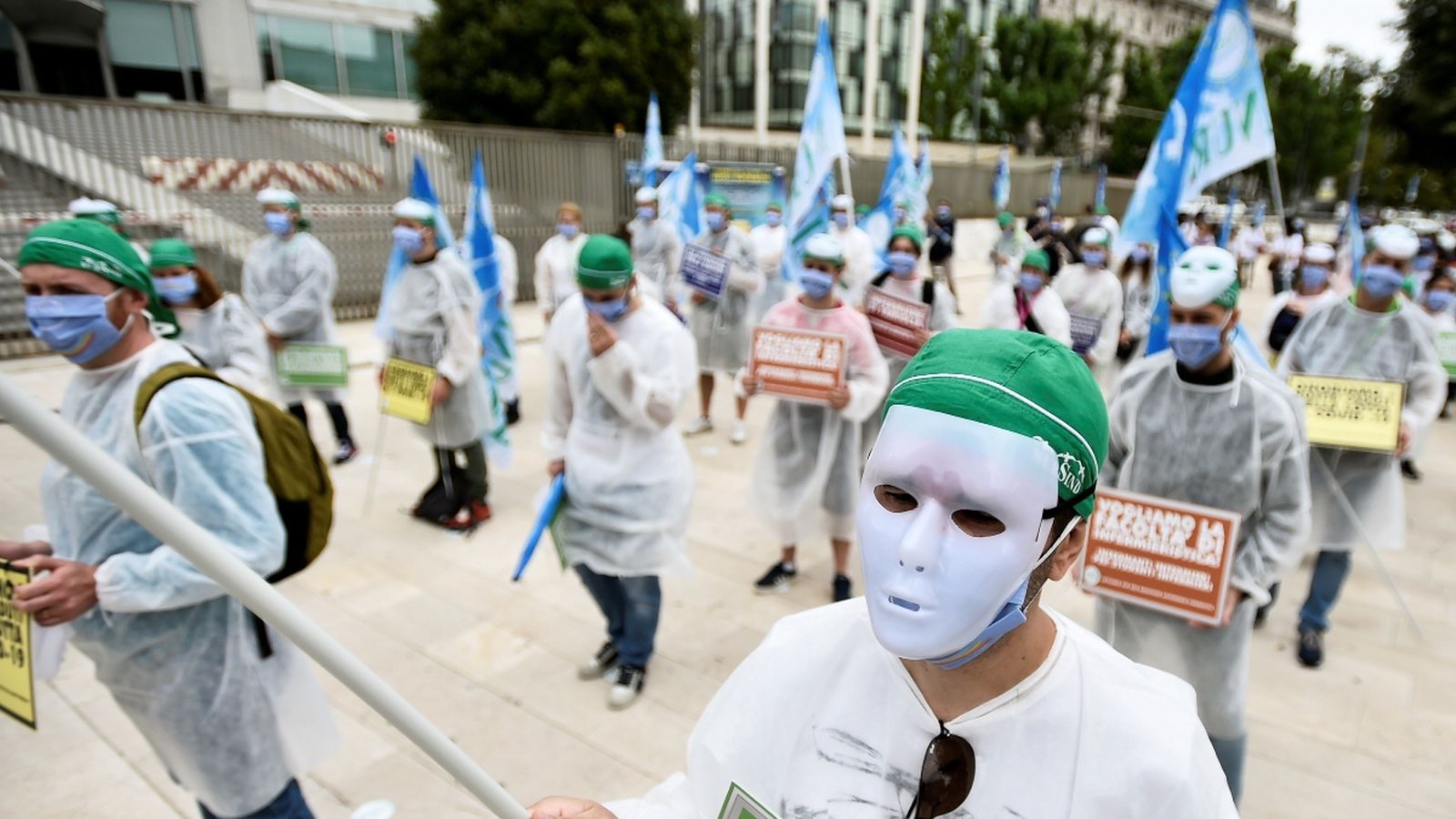 Treballadors sanitaris demanen més recursos a Milà. (Reuters)