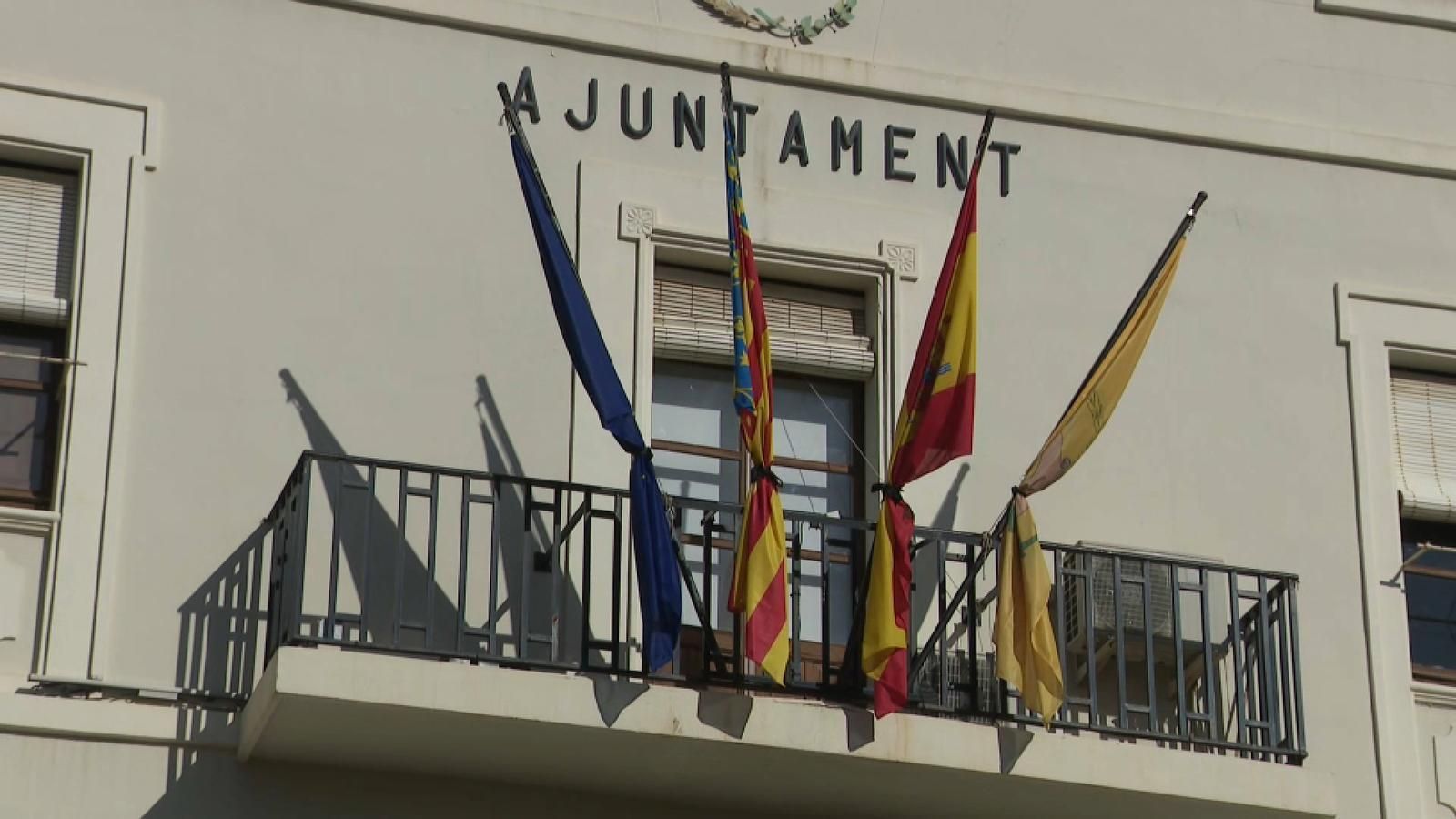 Banderes amb crespons negres al consistori de Benetússer