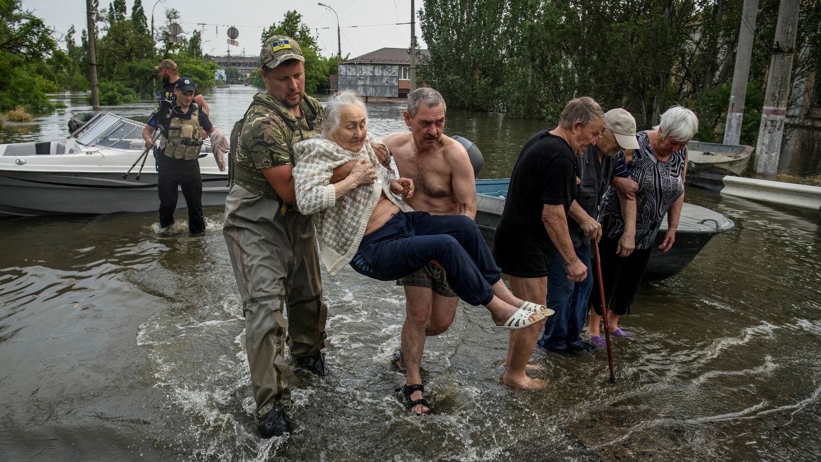 Militars rescaten diversos ancians en un carrer negat a Kherson