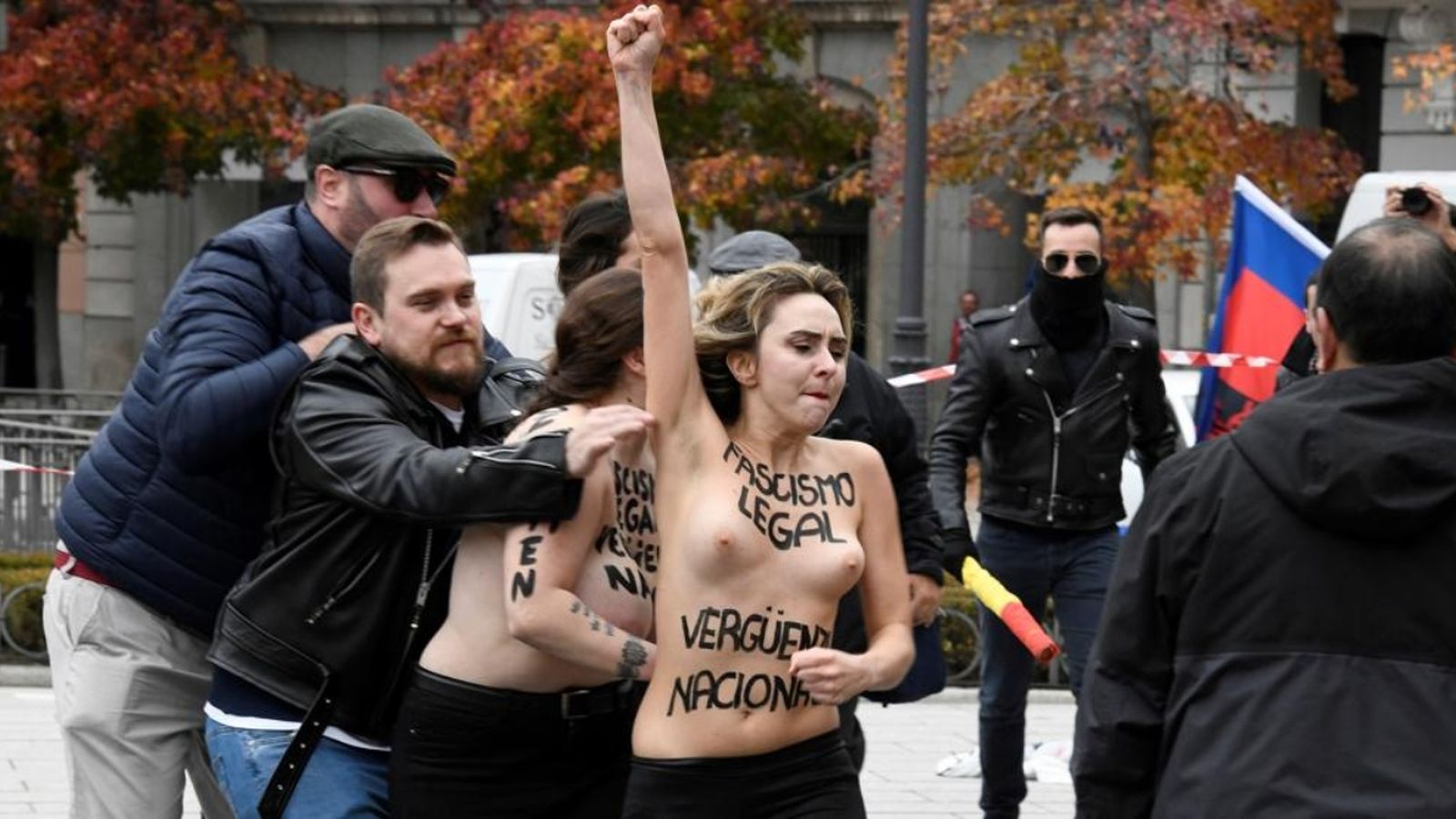 Les activistes de Femen van irrompre en un acte per l'aniversari de la mort de Franco