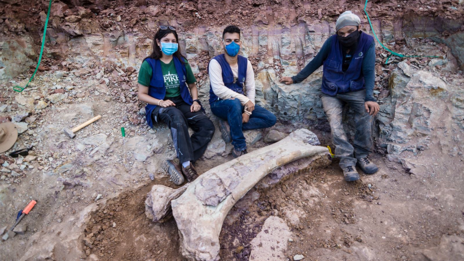 El fèmur del Titanosaure i part de l'equip que l'ha descobert