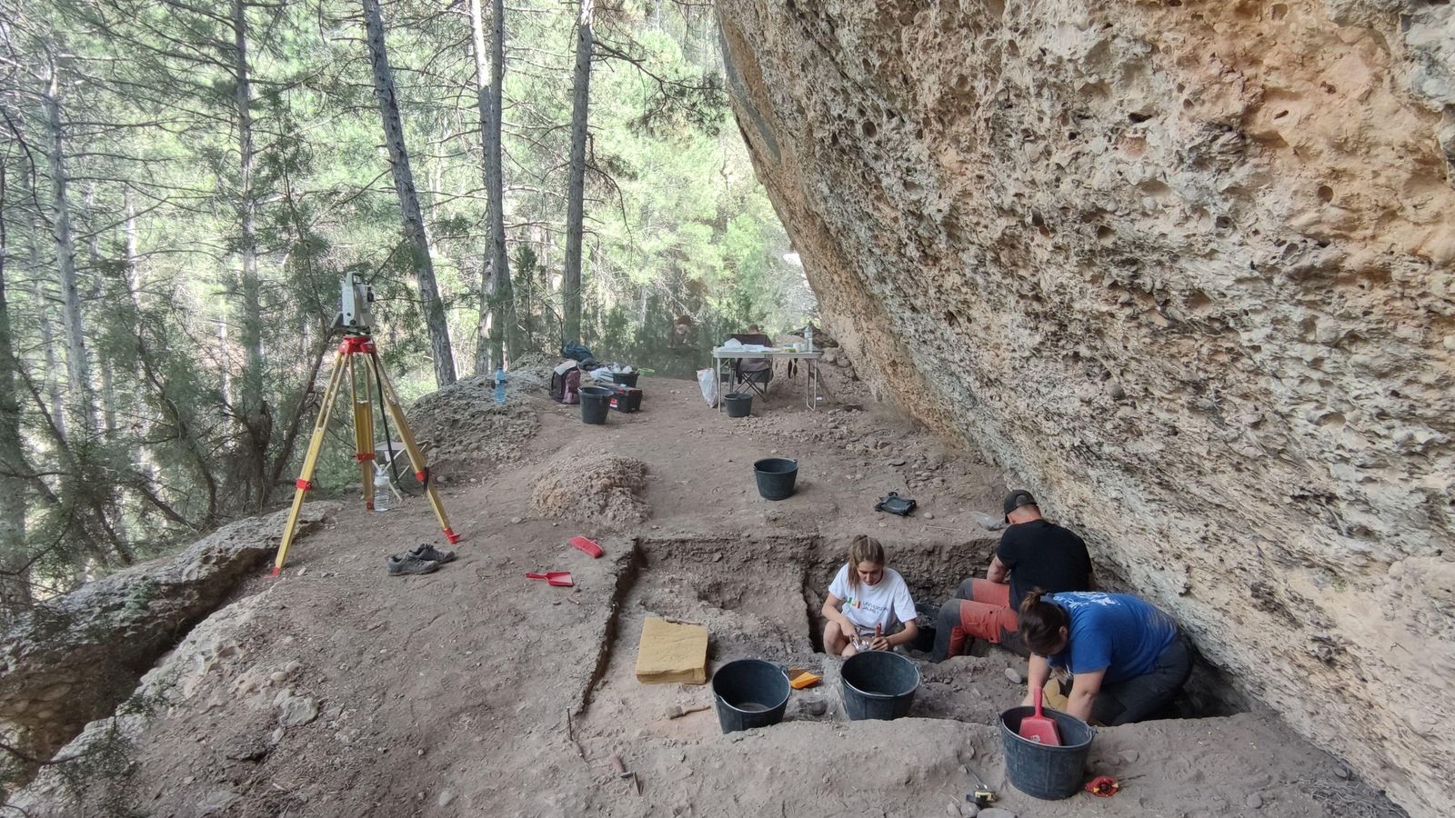 Alguns dels arqueòlegs que han treballat en l'excavació de l'abric de les Coves Llongues de Sorita