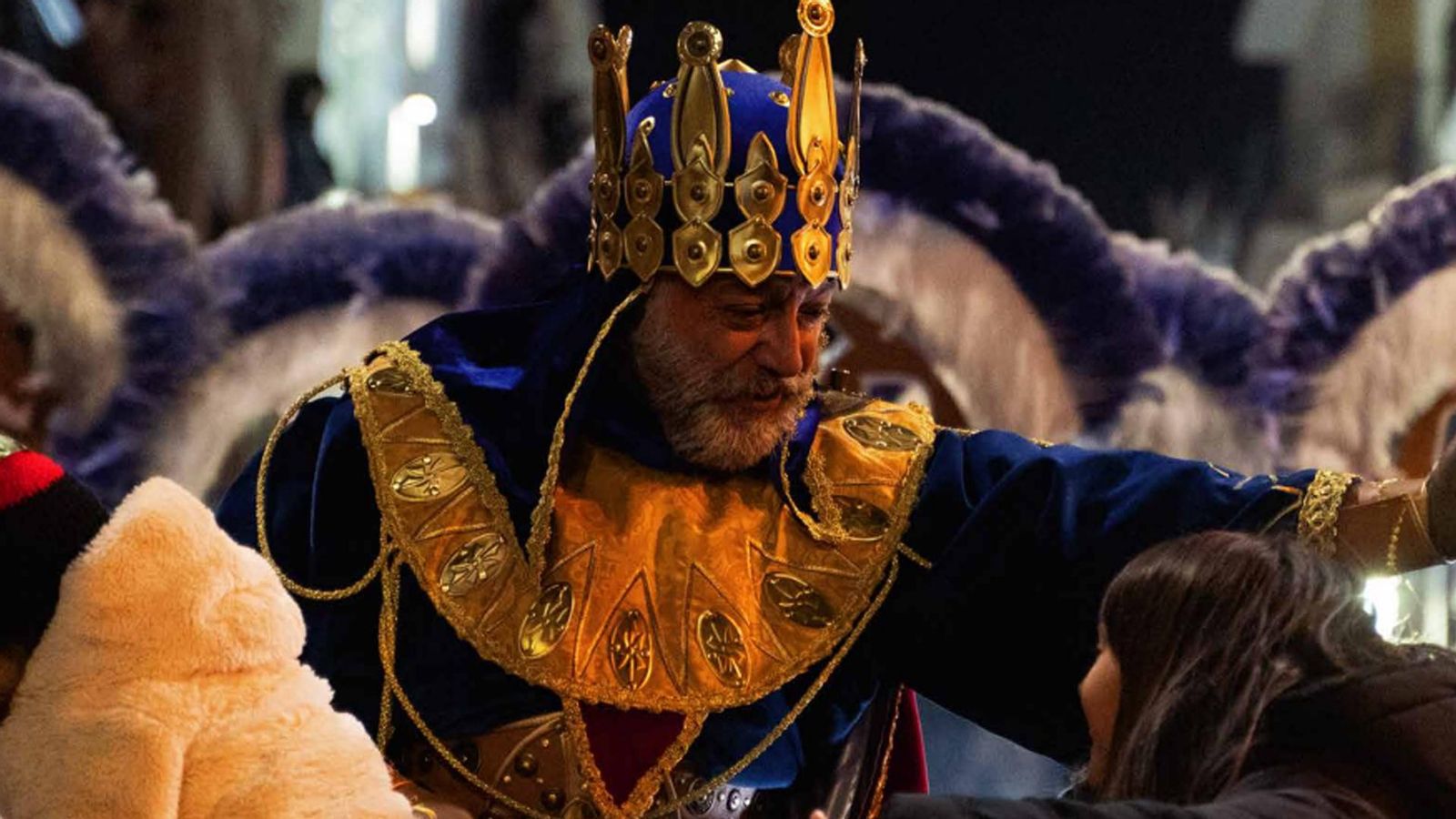 Melcior saluda els més menuts en la cavalcada a lloms d'un camell