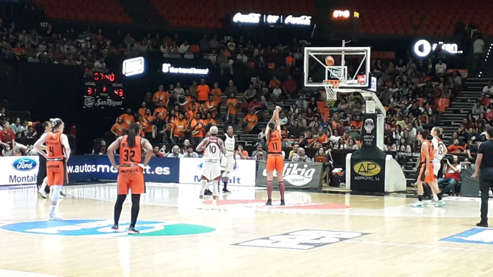 Tamara Abalde llança un tir lliure