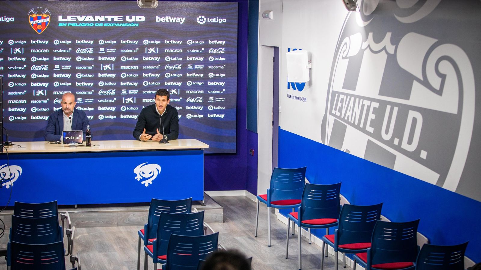 Paco López i Javi Gracia, en roda de premsa conjunta en l'Estadi Ciutat de València