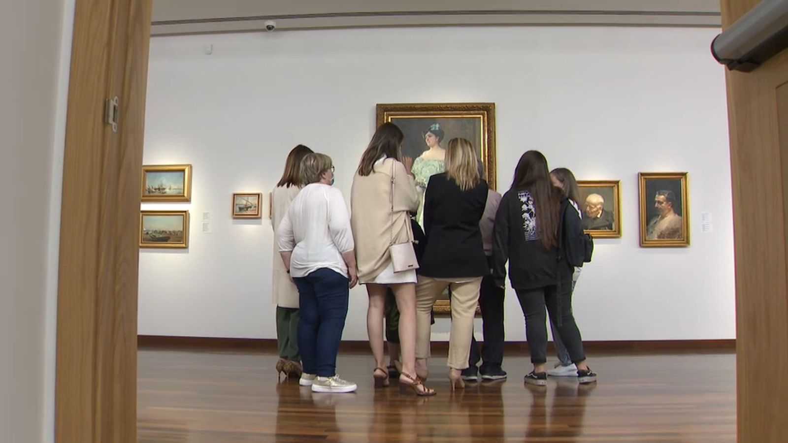 La família de l'artista observa el quadre de Sorolla