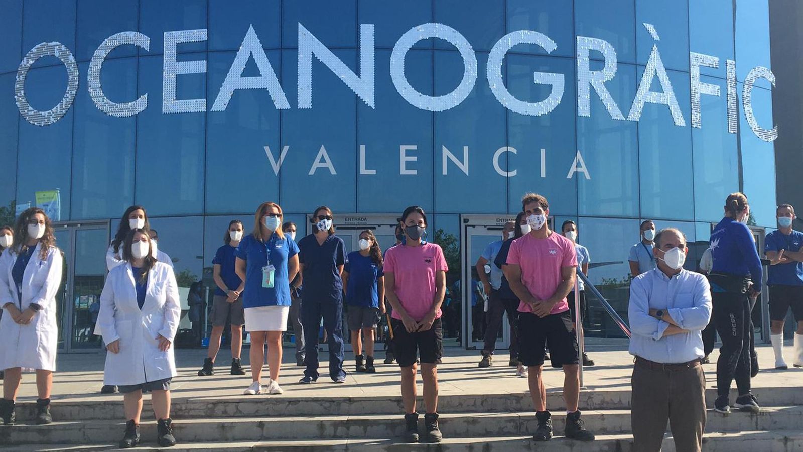 Els treballadors i les treballadores a les portes de l'Oceanogràfic de València en el dia de la reobertura