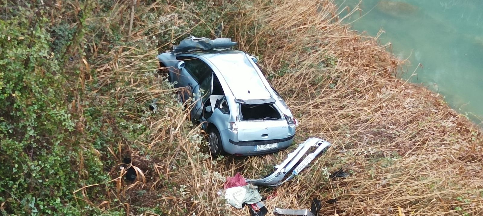 El vehicle accidentat a la vora del Palància