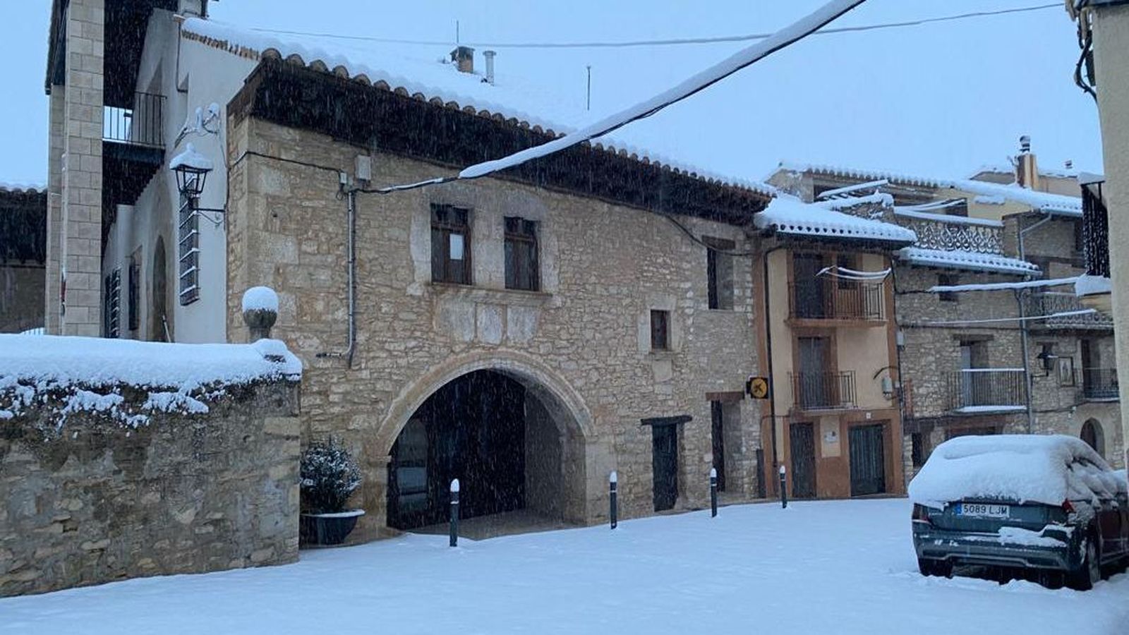 Teulades, carrers i vehicles de Castellfort després de les nevades intermitents de la matinada de dimecres