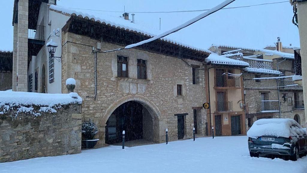 Teulades, carrers i vehicles de Castellfort després de les nevades intermitents de la matinada de dimecres Teulades, carrers i vehicles de Castellfort després de les nevades intermitents de la matinada de dimecres