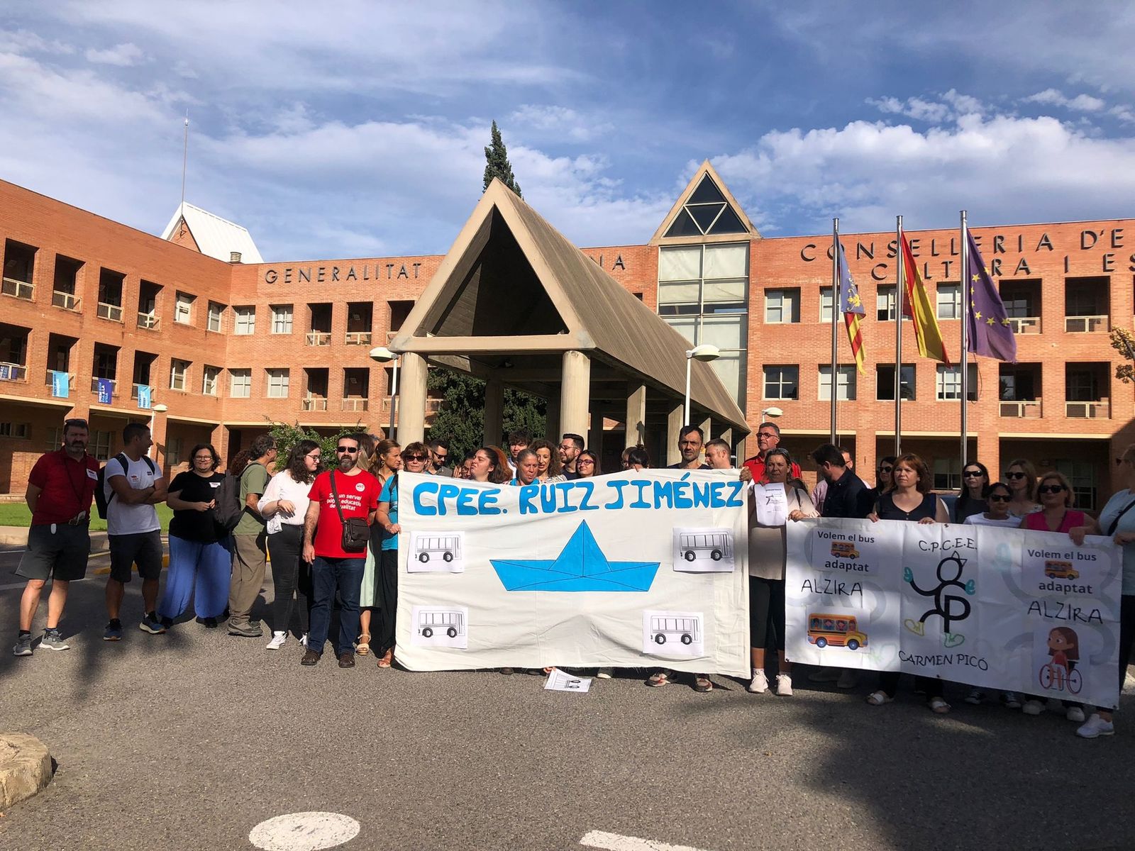 Protesta a les portes de la Conselleria d'Educació, aquest dijous