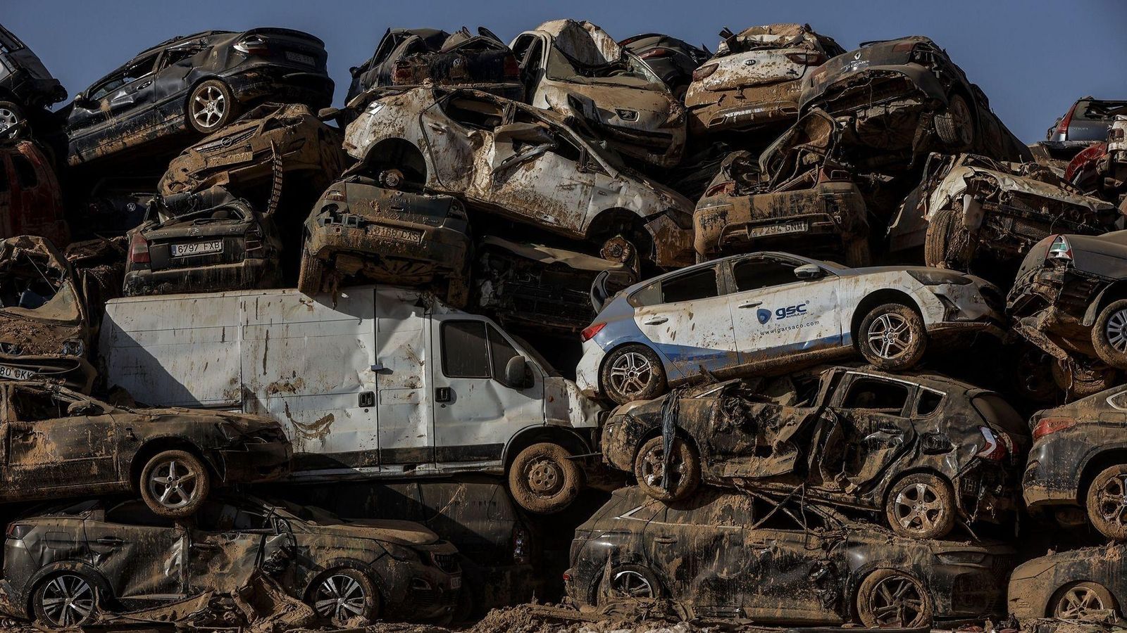Vehicle apilats en una campa habilitada per la dana (arxiu)