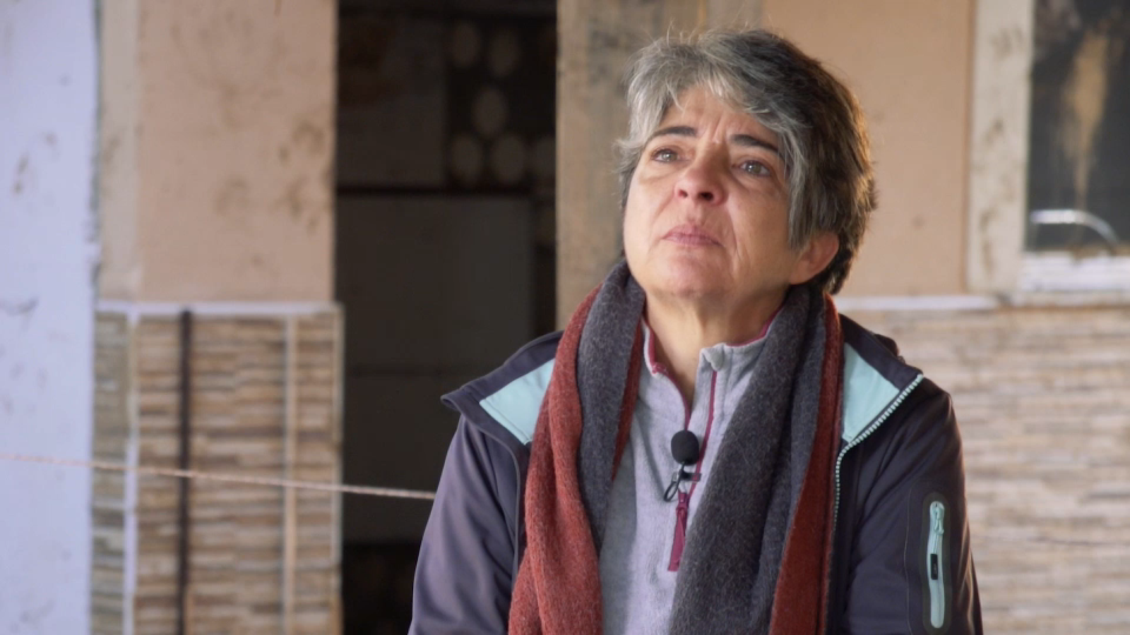 Carmen, veïna de Godelleta, plora perquè té por de tornar a sa casa