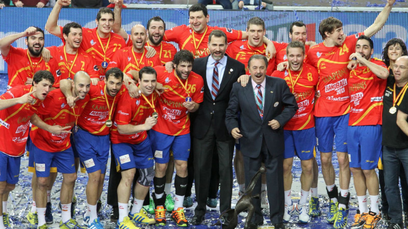 Juan de Dios Román, junt amb l'aleshores príncep Felip, durant la celebració del campionat del món aconseguit per la selecció espanyola d'handbol el 2013.