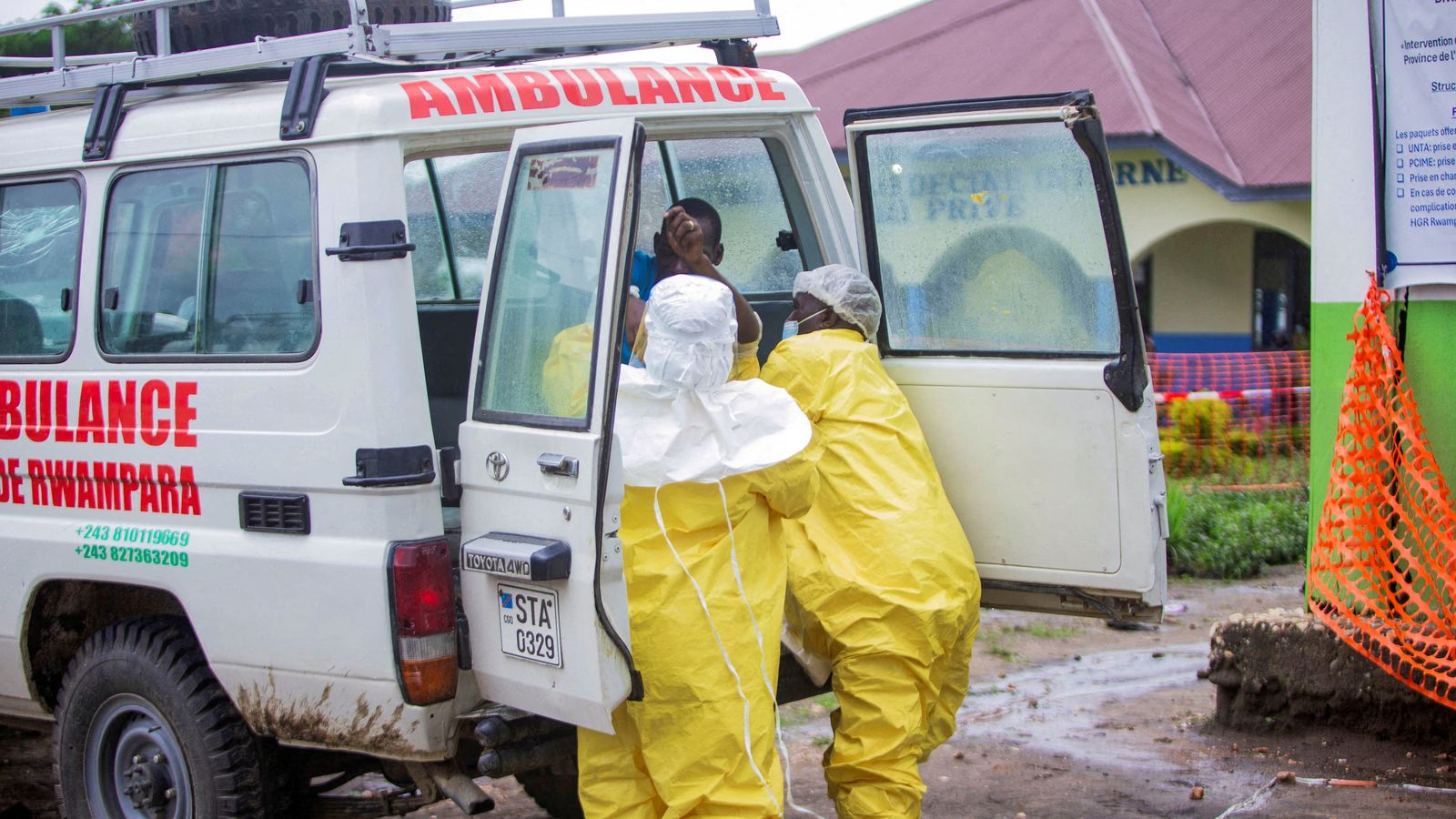 Sanitaris traslladen un pacient a l'Hospital General de Rwampara, durant les tasques per a contindre el nou brot d'Ebola a la República Democràtica del Congo. / Reuters