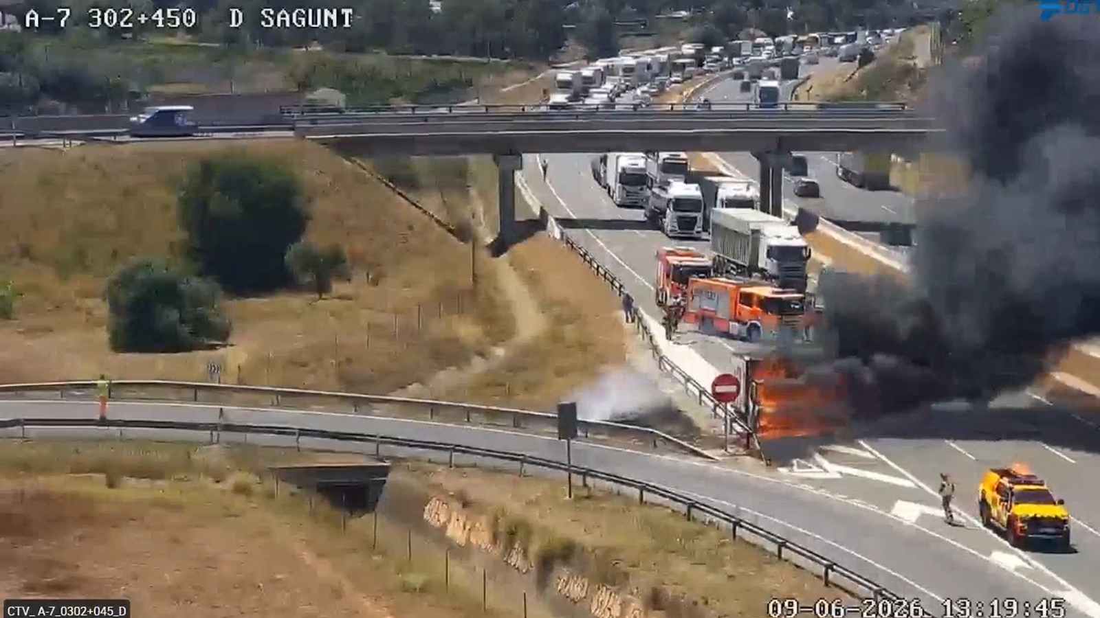 En la imatge, vehicle accidentat en flames