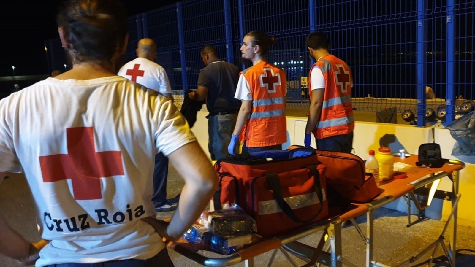 Personal de Creu Roja atén les persones migrants