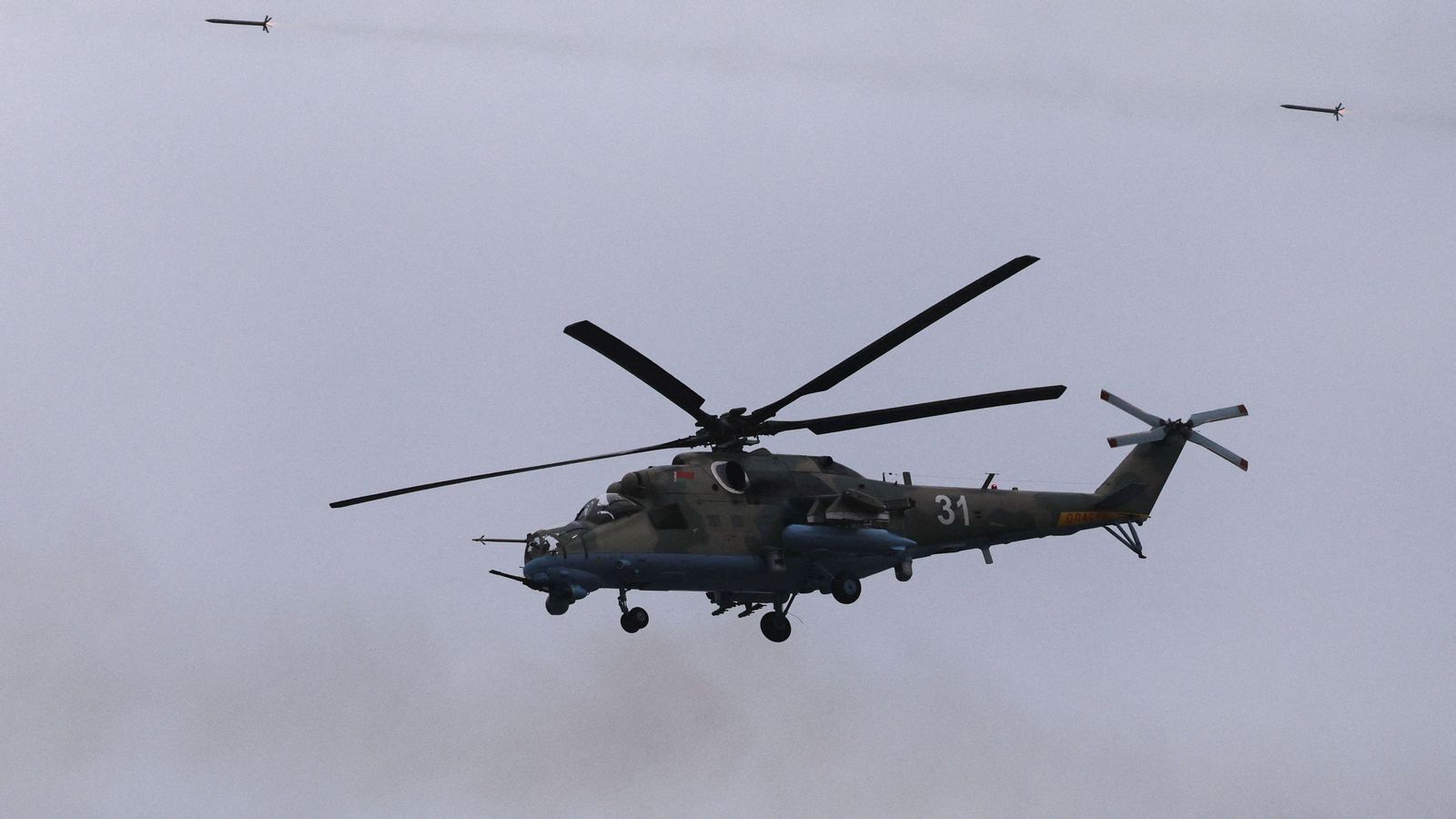 L'helicòpter de combat bielorús Mi-35 durant les maniobres militars conjuntes amb Rússia
