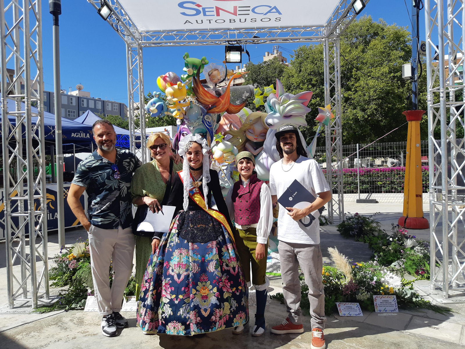 El jurat de La Colla amb els representants de la foguera Sèneca-Autobusos