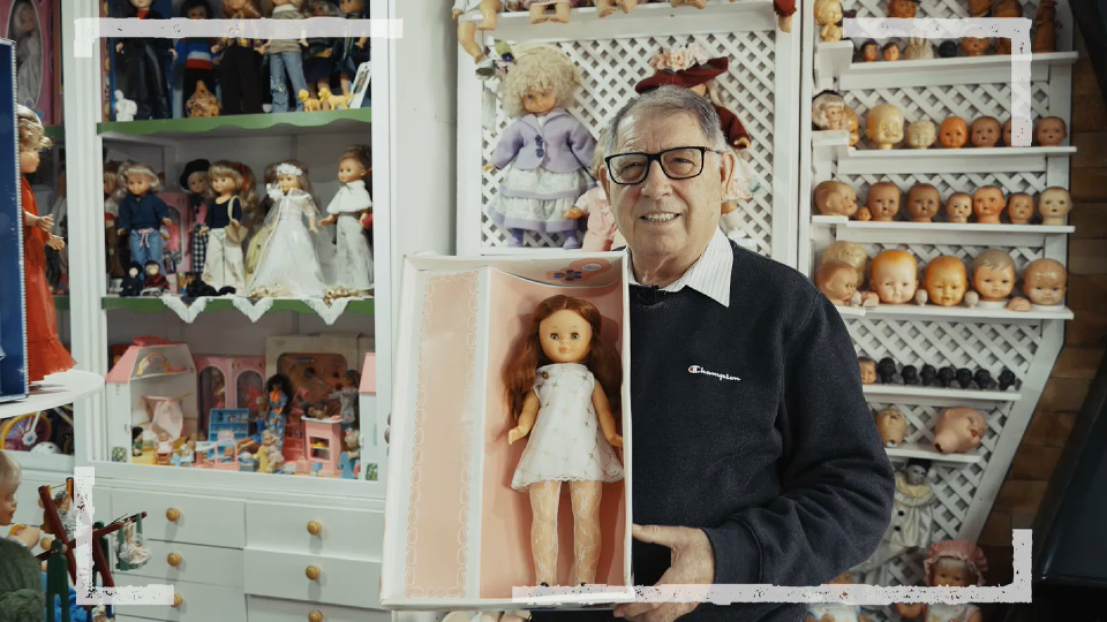 Vicent Vidal, treballador de Famosa durant 49 anys, amb la primera de les Nancy que es va crear