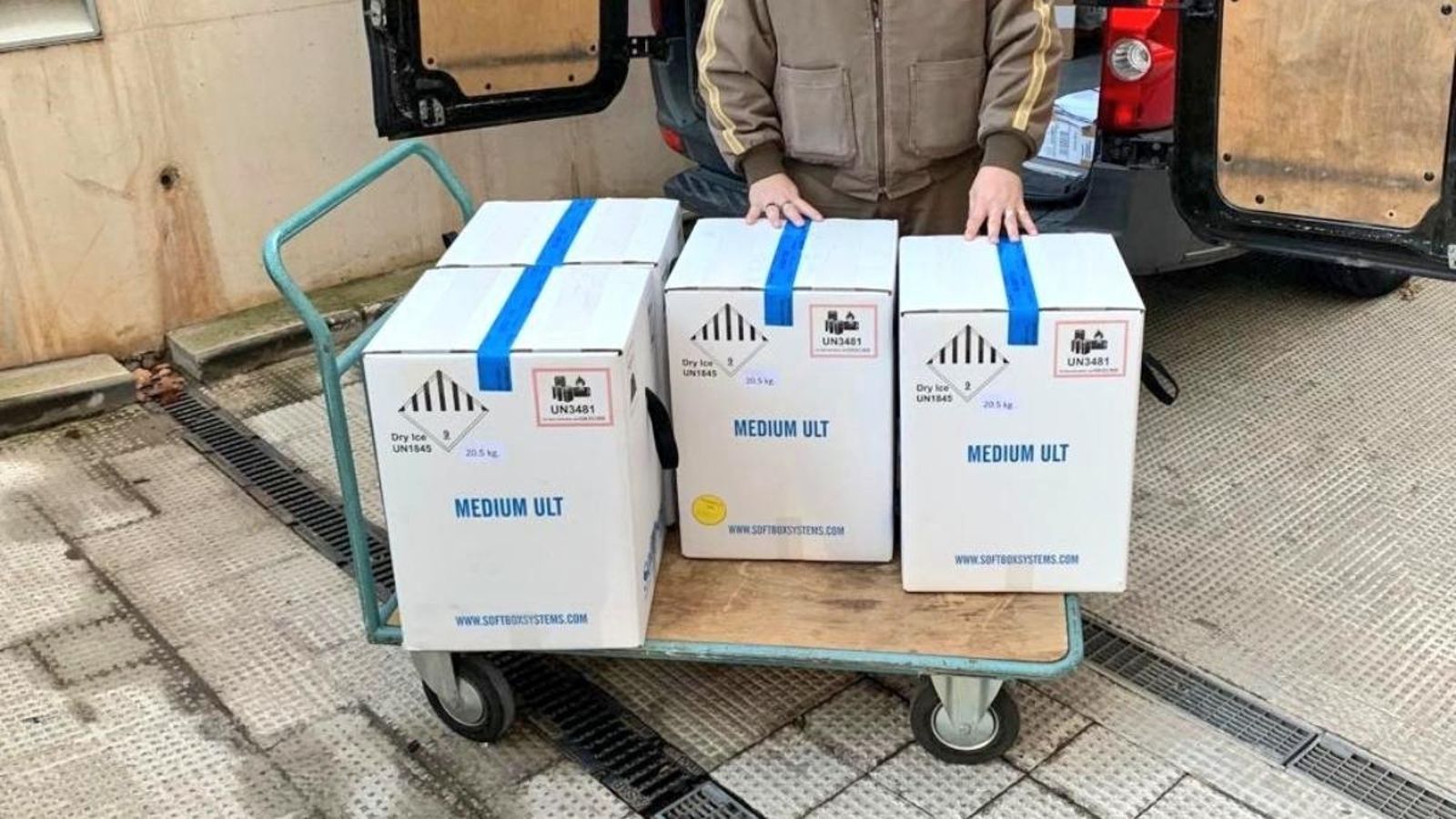 Caixes amb la vacuna de Pfizer-BioNTech en una imatge d'arxiu