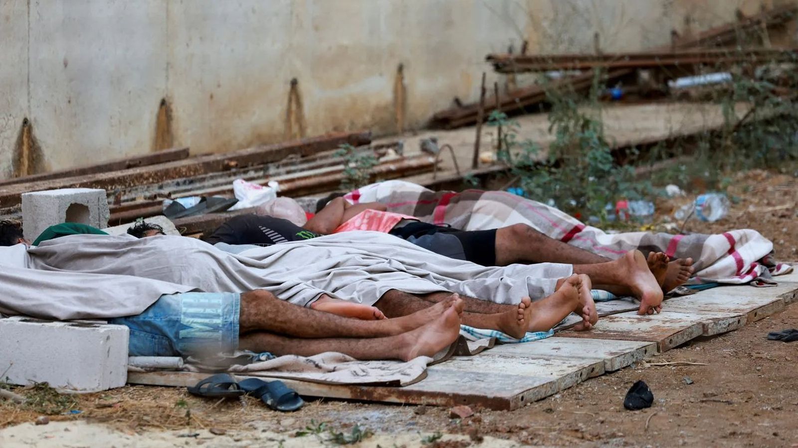 Persones migrants dormint a l'aire lliure a Ceuta