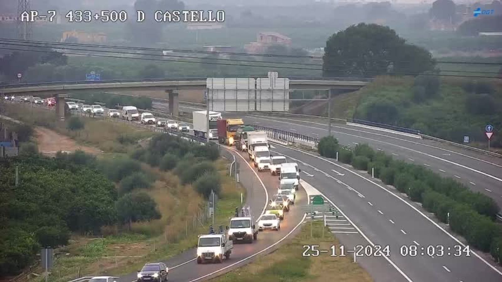 Cotxes desviant-se des de l'AP-7 cap a l'N-340, este dilluns