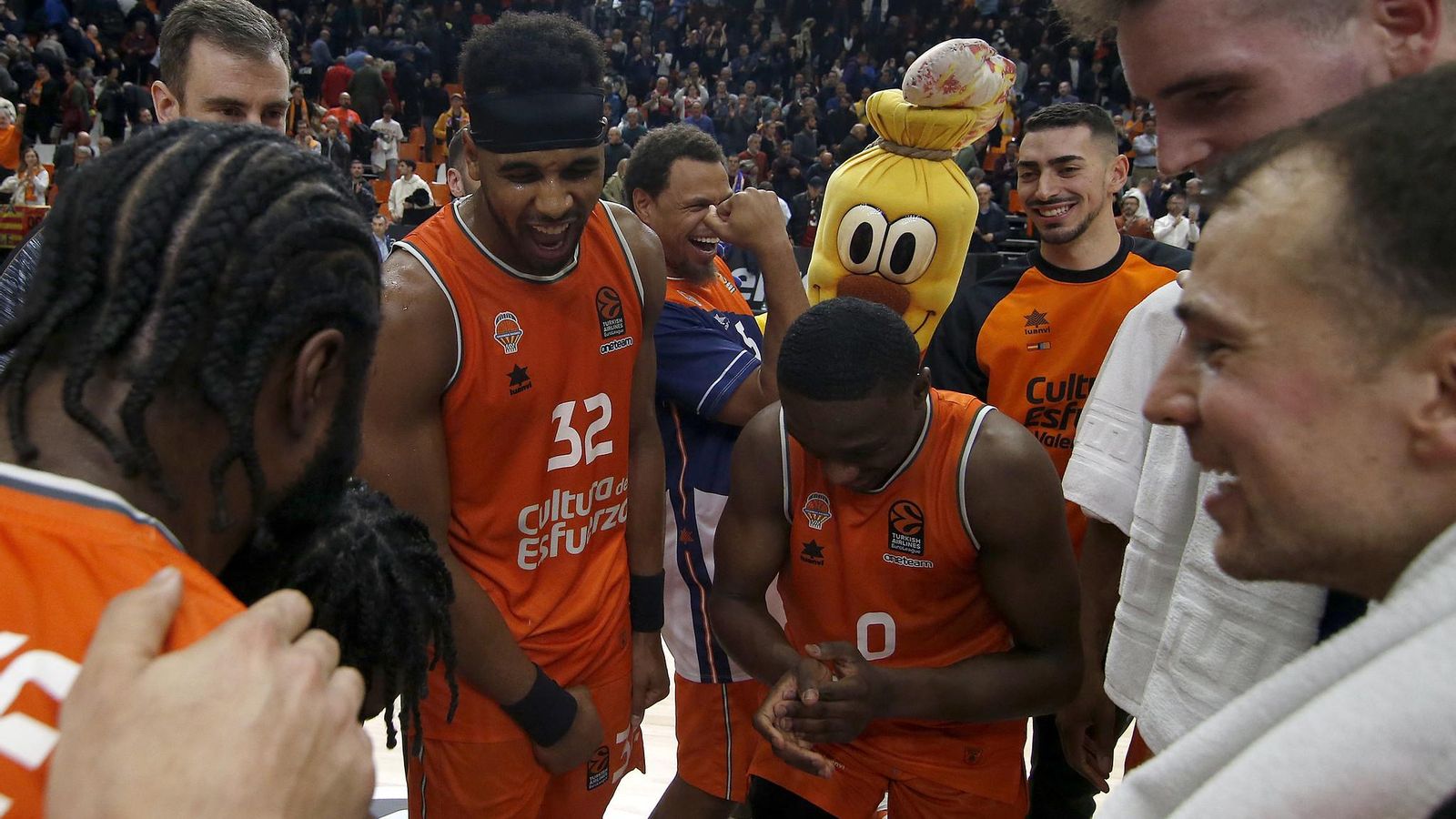 Els jugadors taronja, després d'un partit d'Eurolliga a la Fonteta