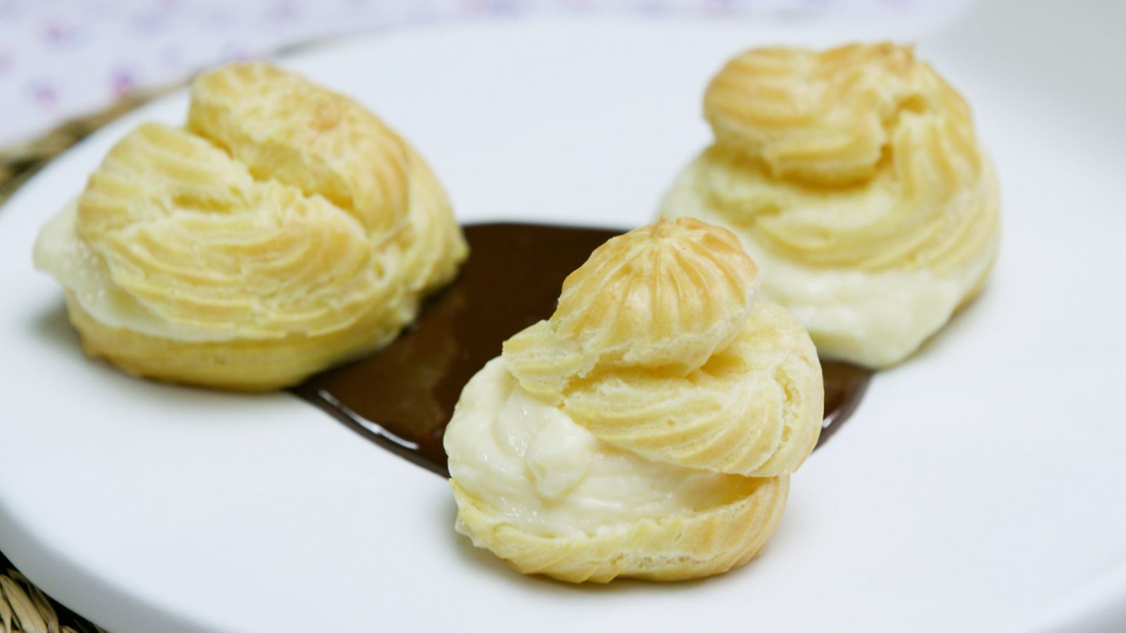 Profiterols amb crema i xocolate