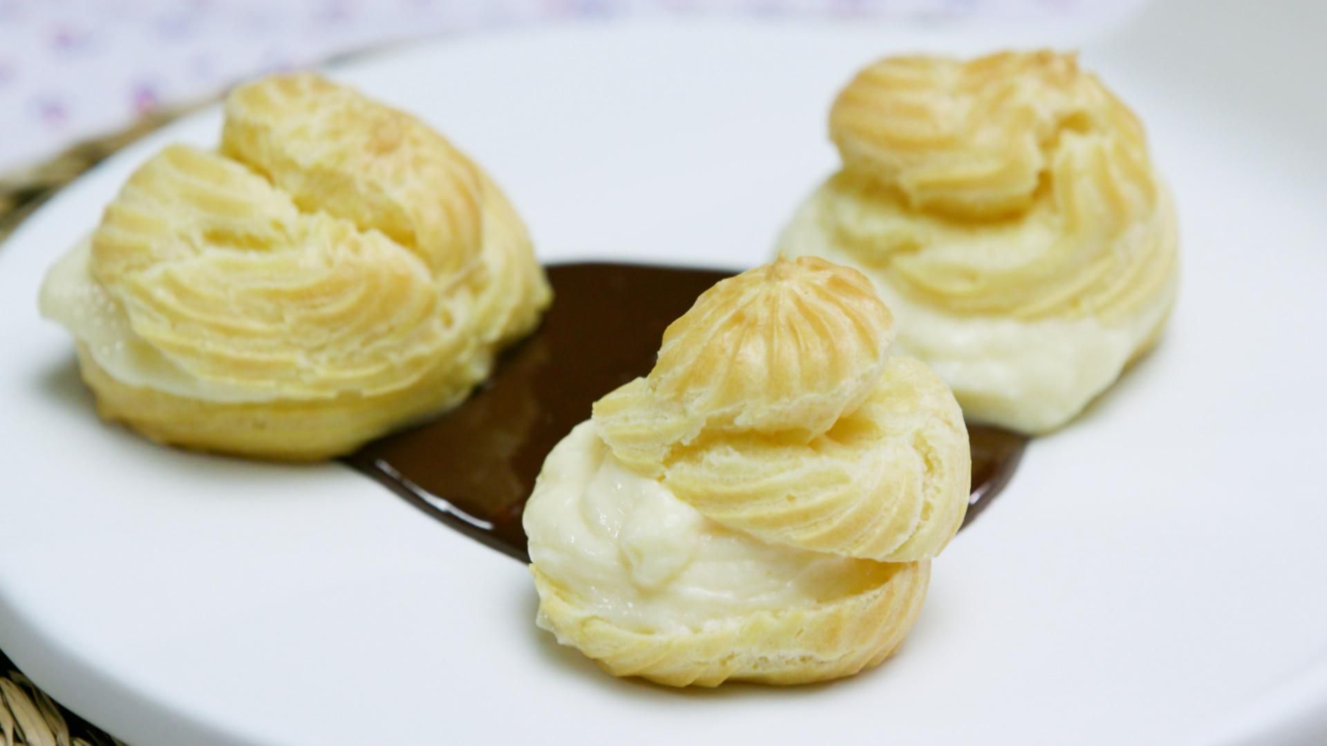 Profiterols amb crema i xocolate Profiterols amb crema i xocolate