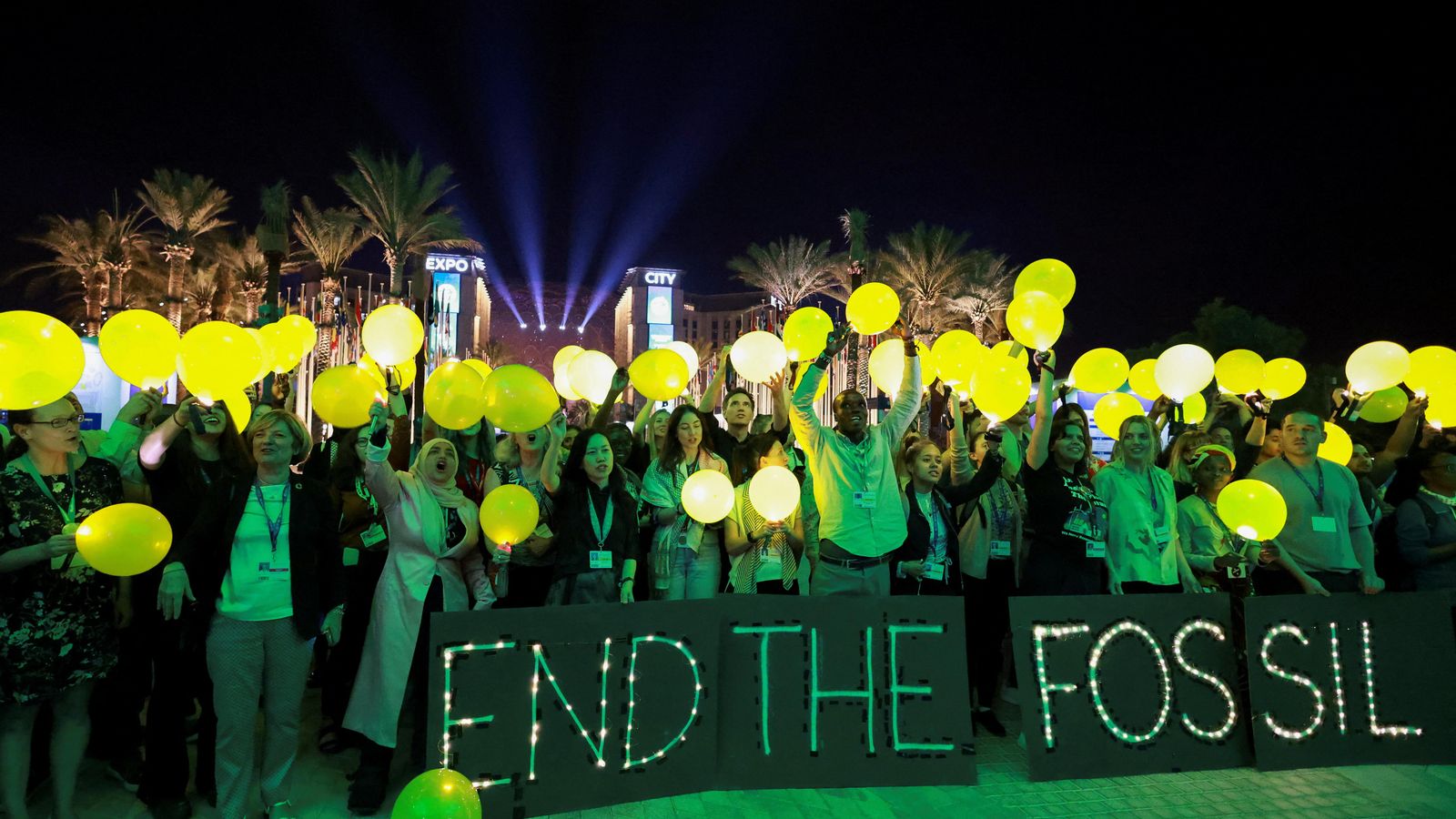 Activistes assisteixen a una protesta a la COP28 a Dubai, als Emirats Àrabs Units