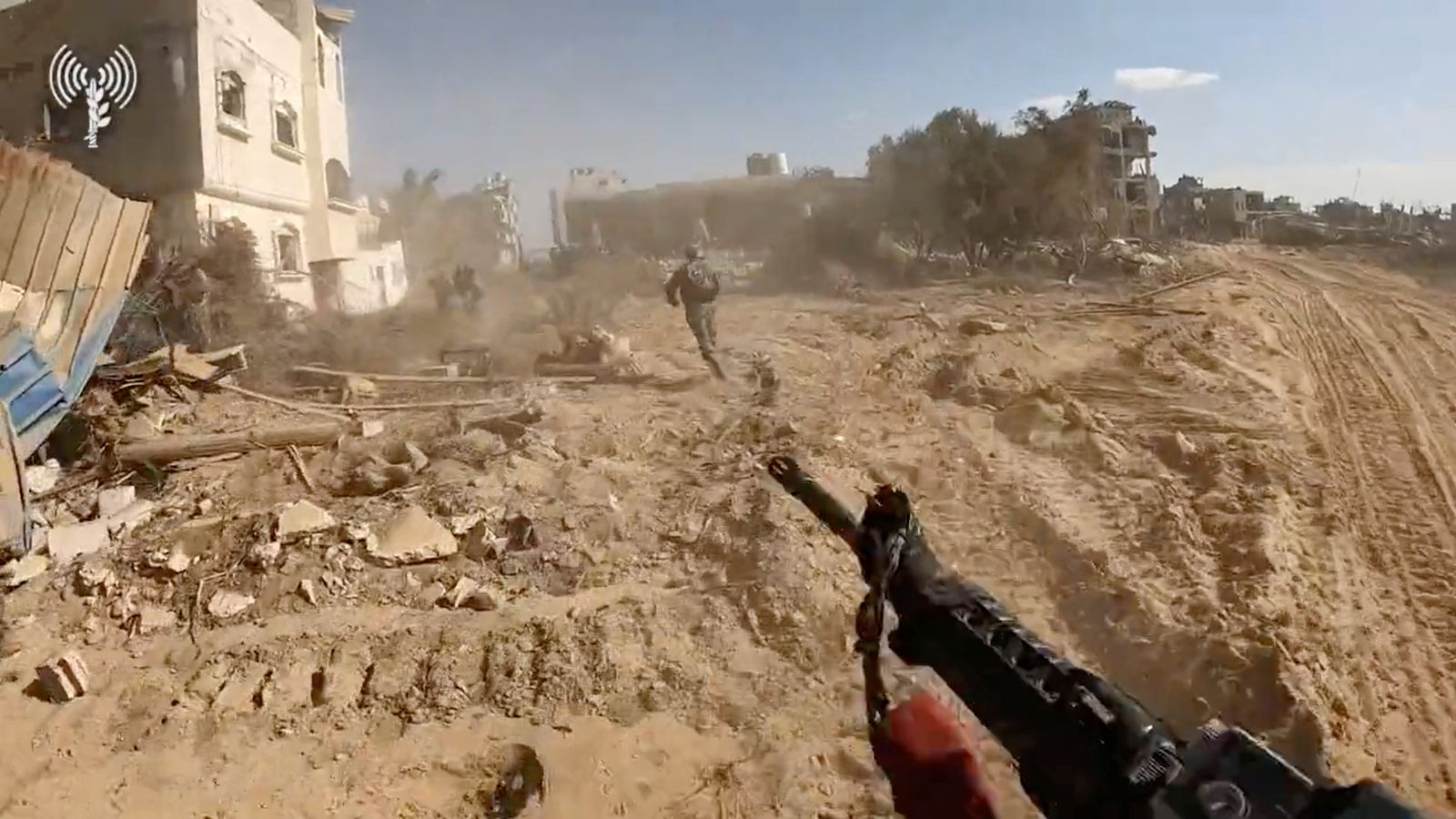 Una captura de pantalla extreta d'un vídeo mostra soldats israelians que operen a la Franja de Gaza