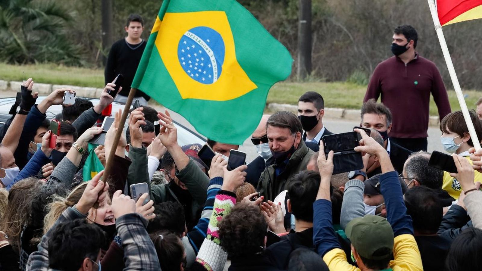 El líder del Brasil, Jair Bolsonaro, és acollit per partidaris enmig de l’esclat de la malaltia de coronavirus el passat 31 de juliol