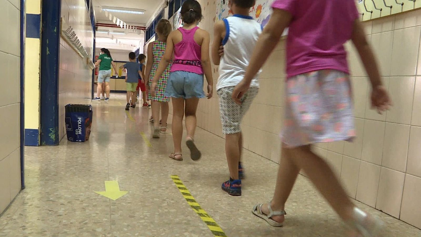 La xicalla camina pel corredor d'un centre escolar
