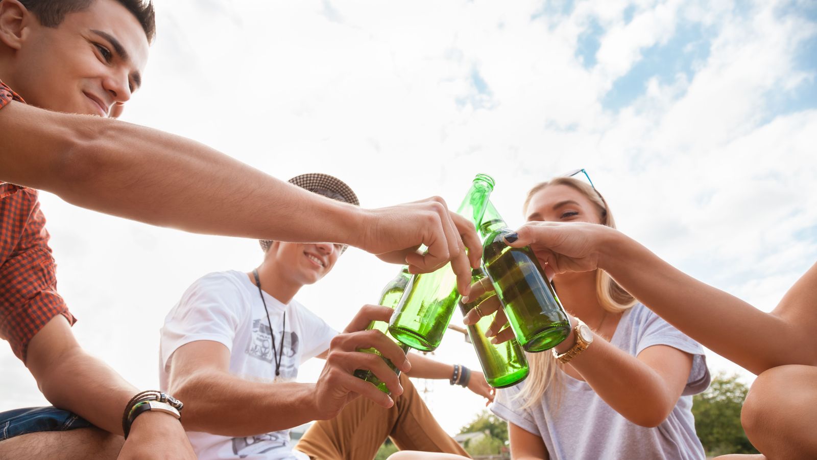Un grup de joves consumint alcohol