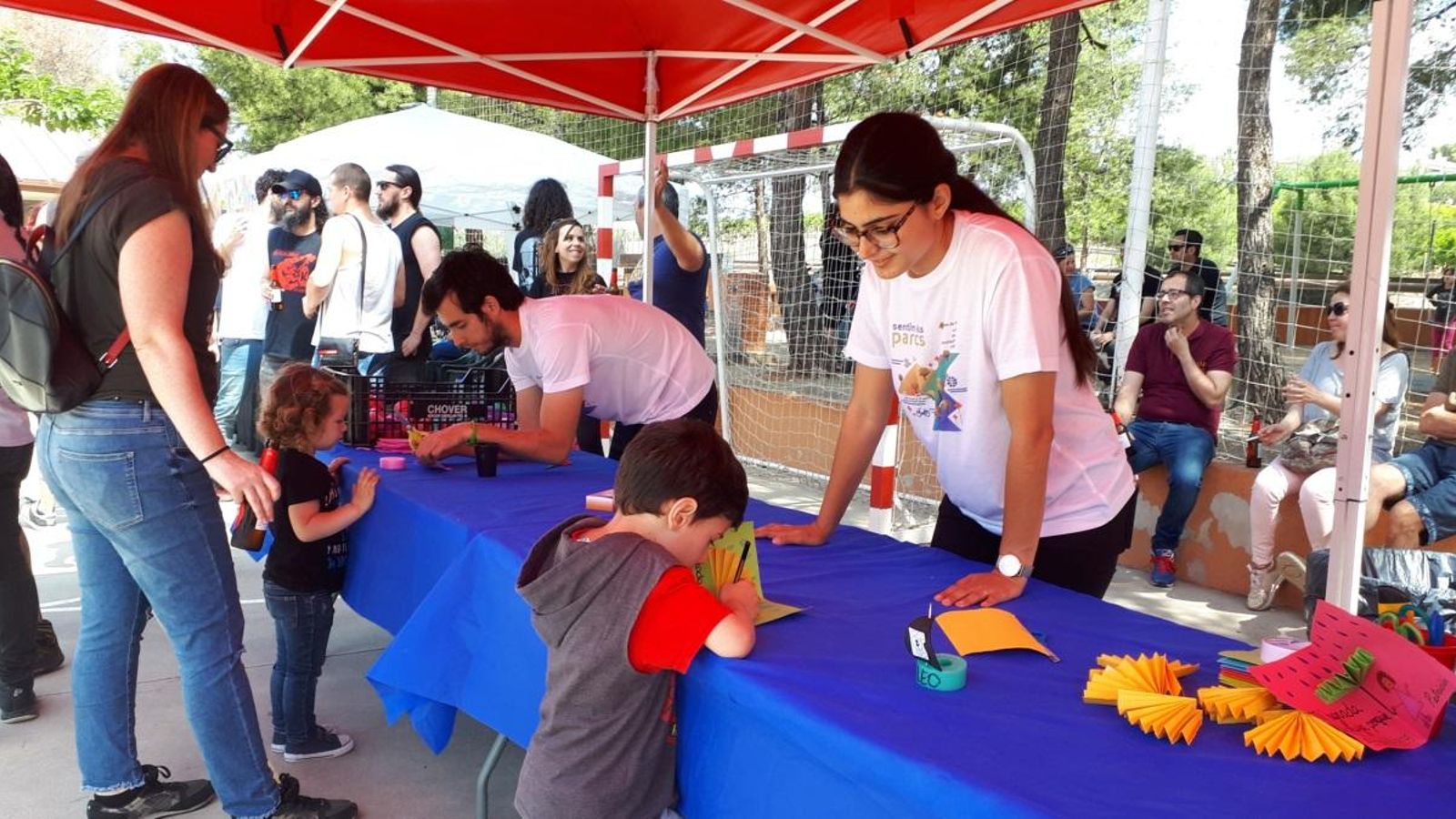 Veïns i veïnes han gaudit de jocs de fusta i música en directe.