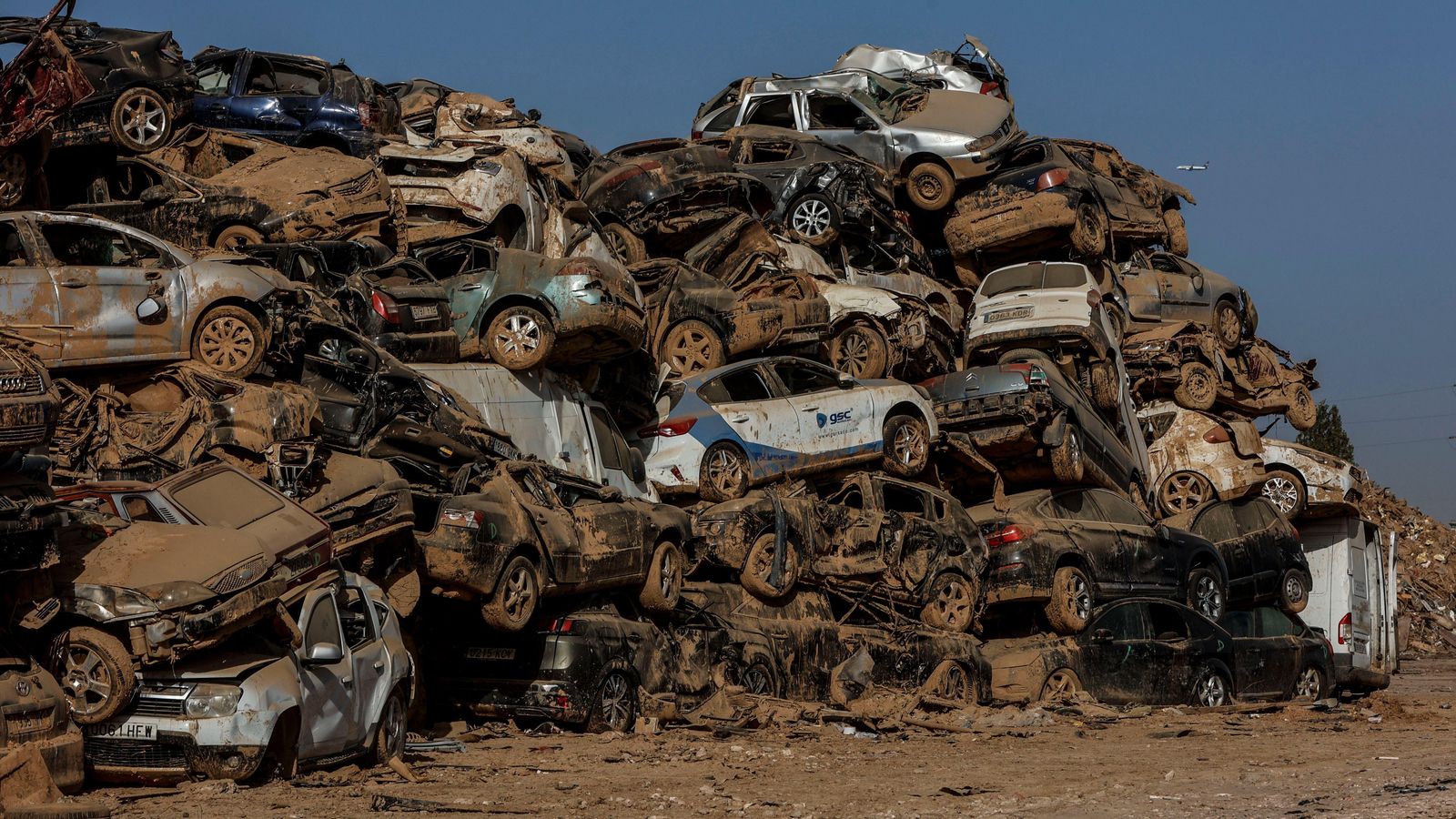 Centenars de vehicles s'amunteguen en un dels abocadors habilitats a Picassent