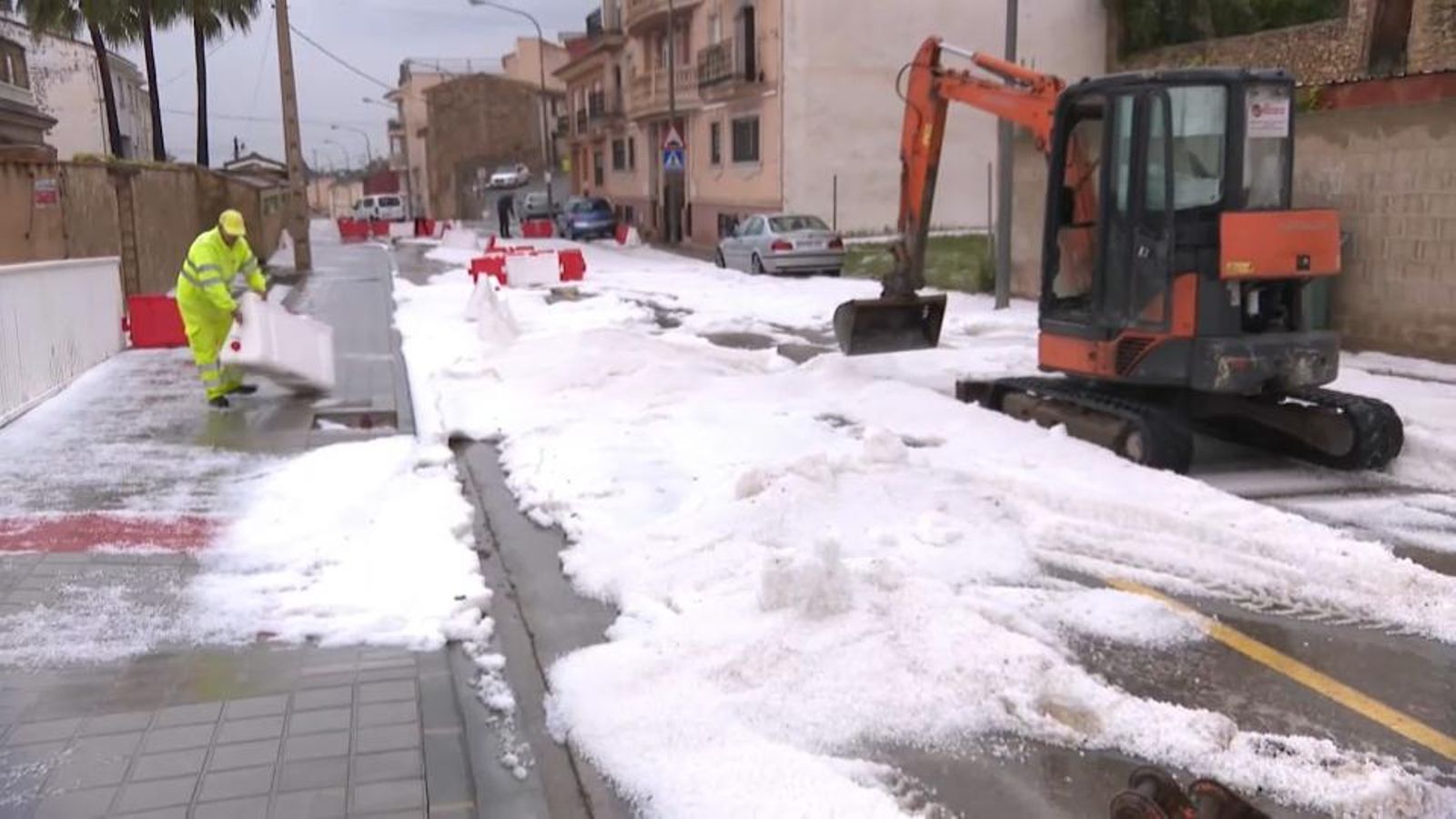 Fortes tempestes acompanyades de granís esta vesprada a l'interior sud de València i el litoral central