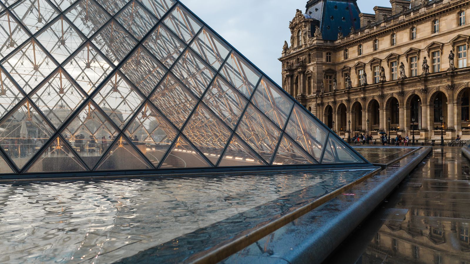 El mediàtic furt de les joies del Louvre va obligar a tancar la sala que les contenia i replantejar l'exposició