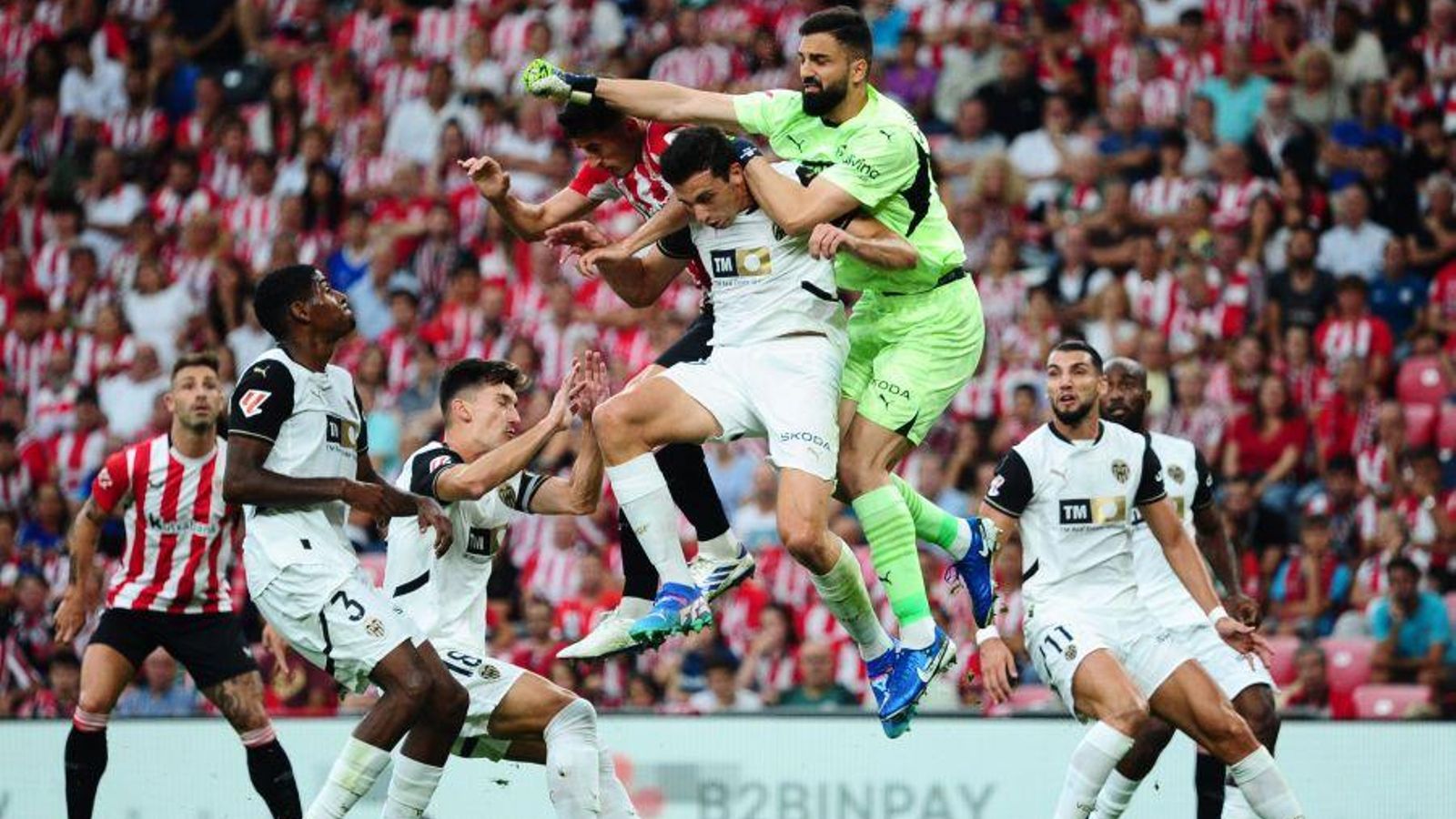 El València defensa una acció a baló parat de l'Athletic