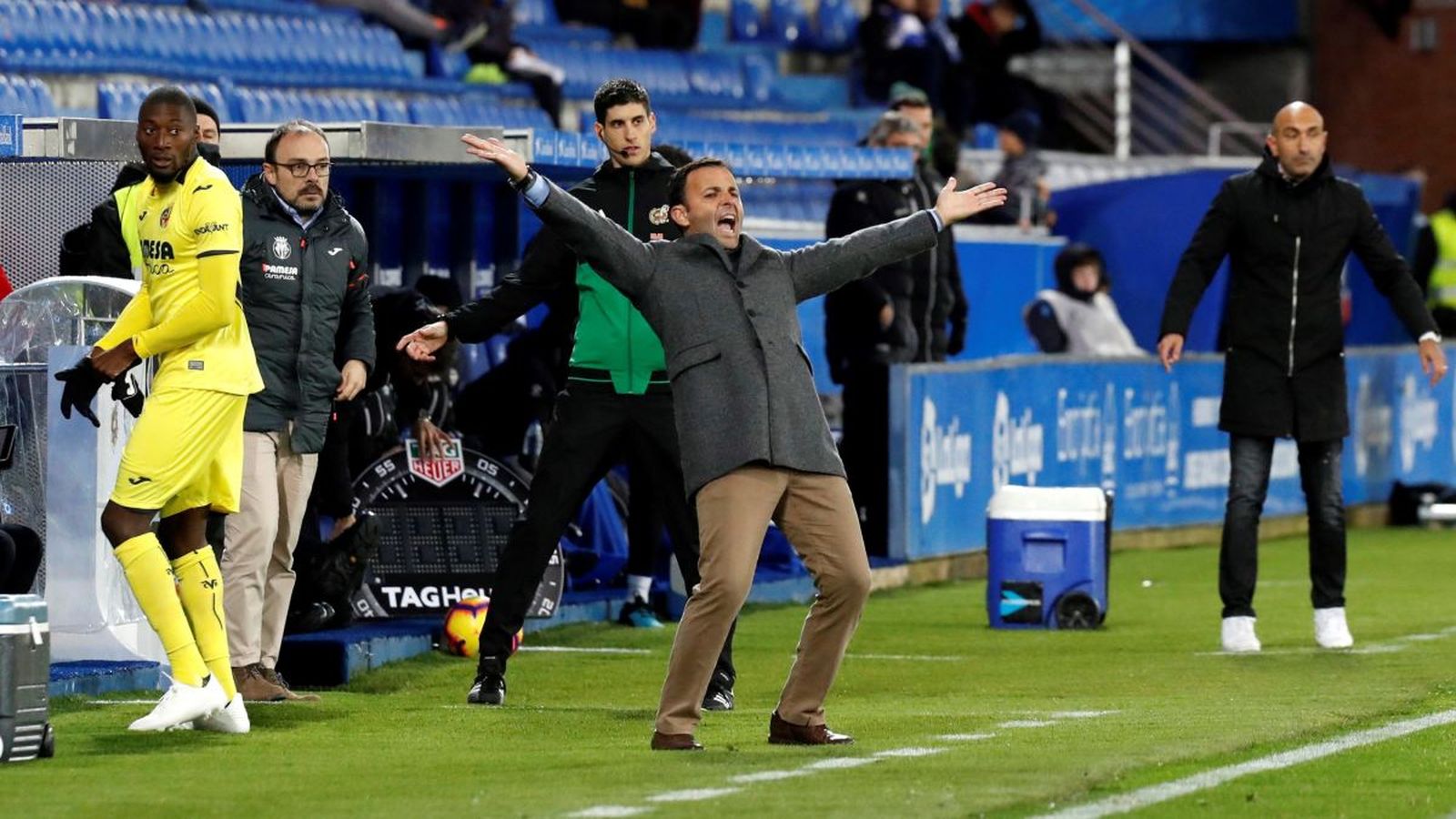 Javi Calleja protesta per la decisió arbitral d’una falta