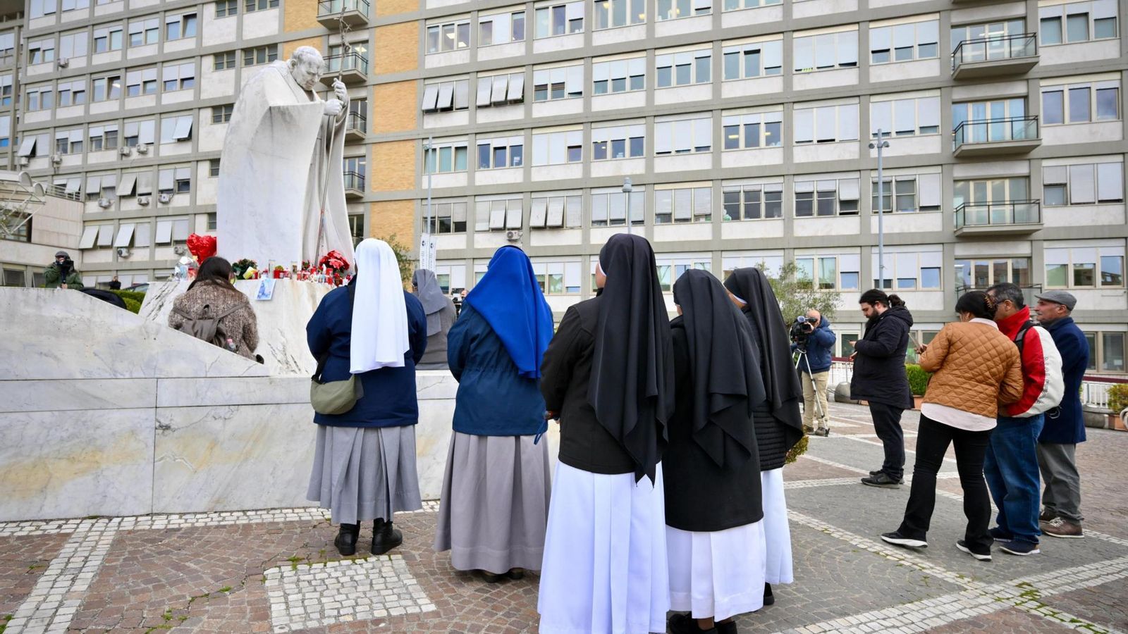 Pregs per la salut del papa este dimecres a l'hospital Gemelli de Roma
