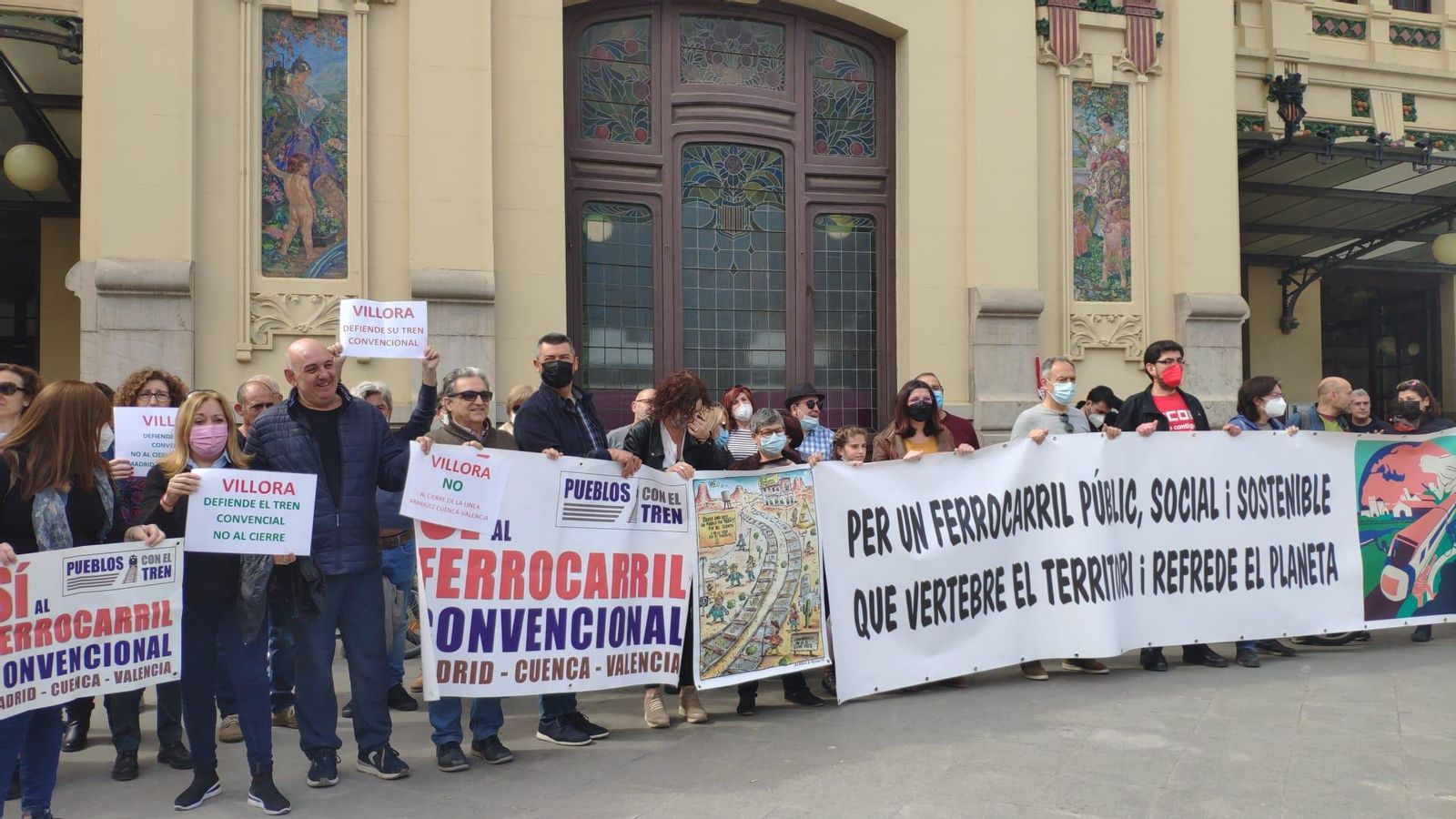 Concentració convocada per la plataforma Indignats amb Renfe a les portes de l’Estació del Nord de València