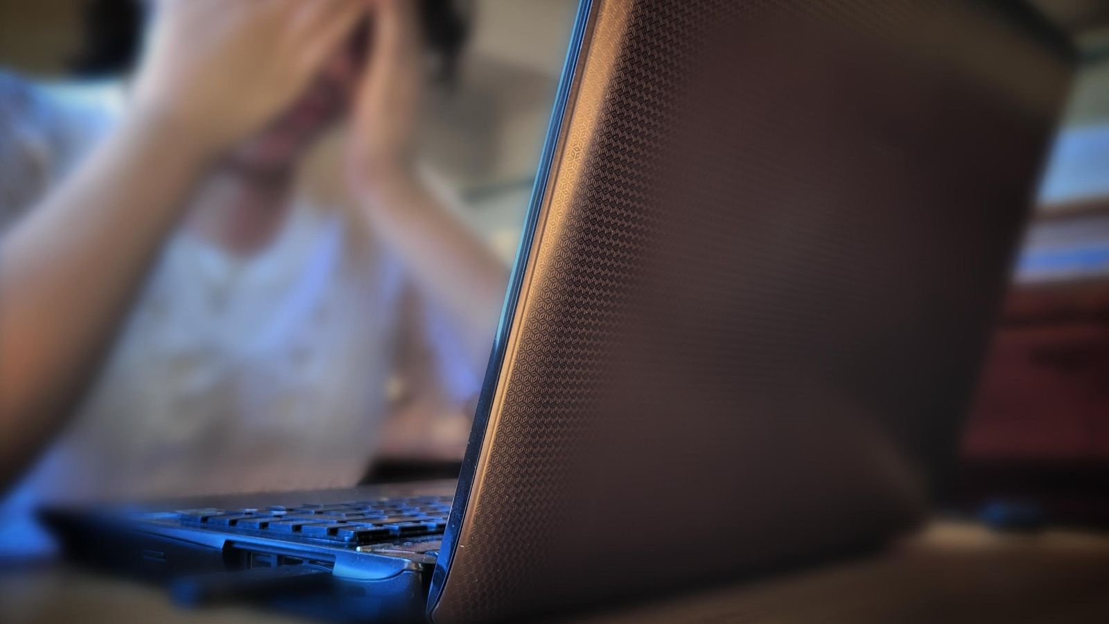 Una dona que pateix violència digital de gènere