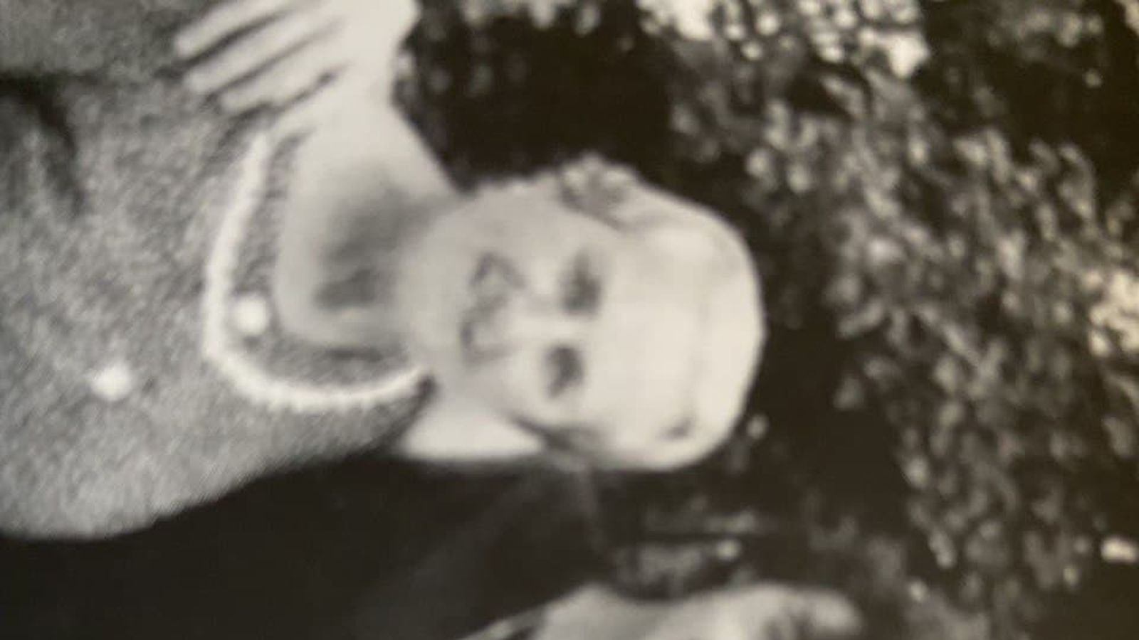 Pilar i el seu company Antonino amb Raymond, el jove que va vore nàixer i a qui estimava com un fill