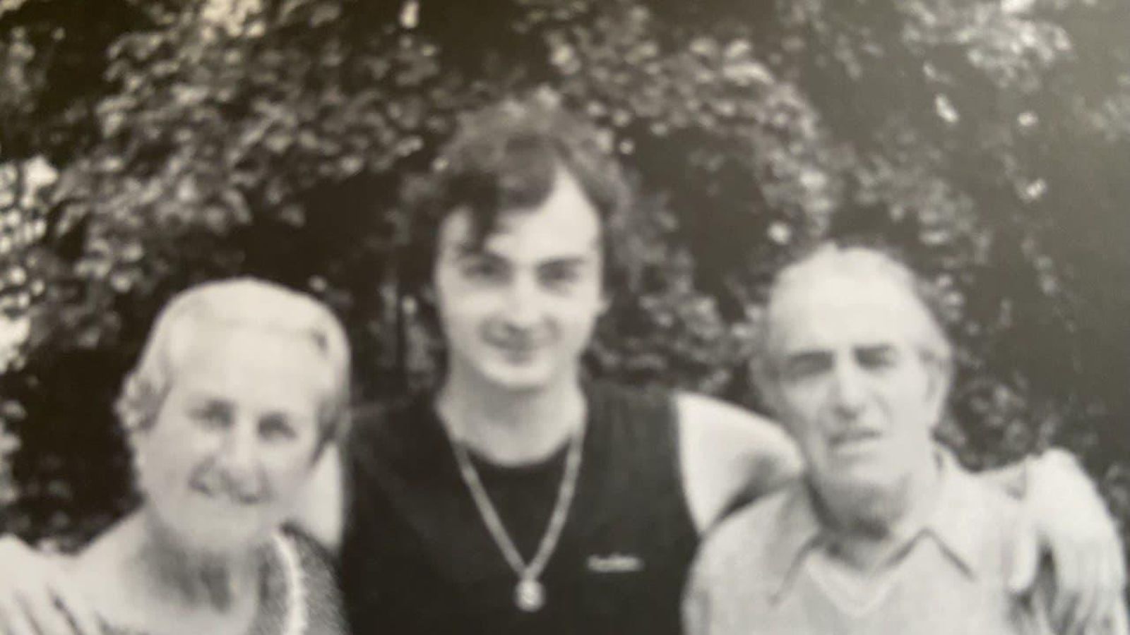 Pilar i el seu company Antonino amb Raymond, el jove que va vore nàixer i a qui estimava com un fill