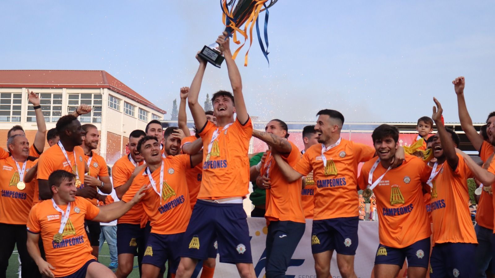 Els jugadors del Soneja, amb el trofeu de campions